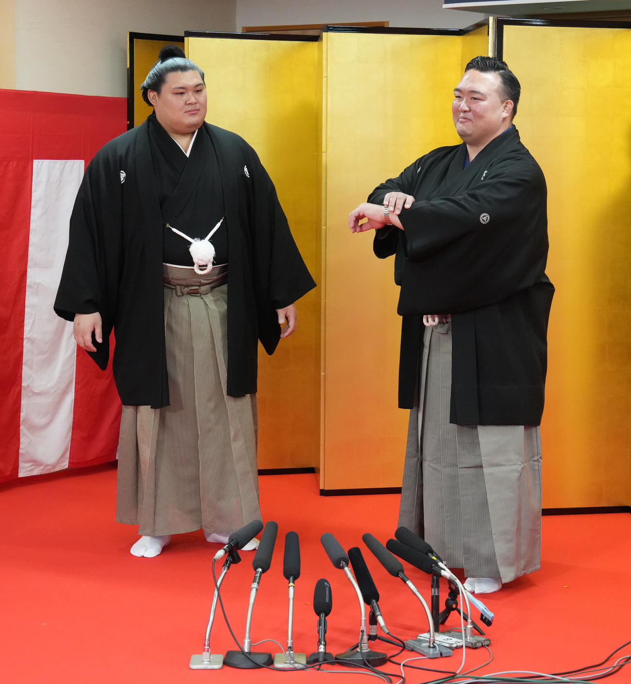 使者の到着を待つ大の里と師匠の二所ノ関親方（撮影・小沢裕）