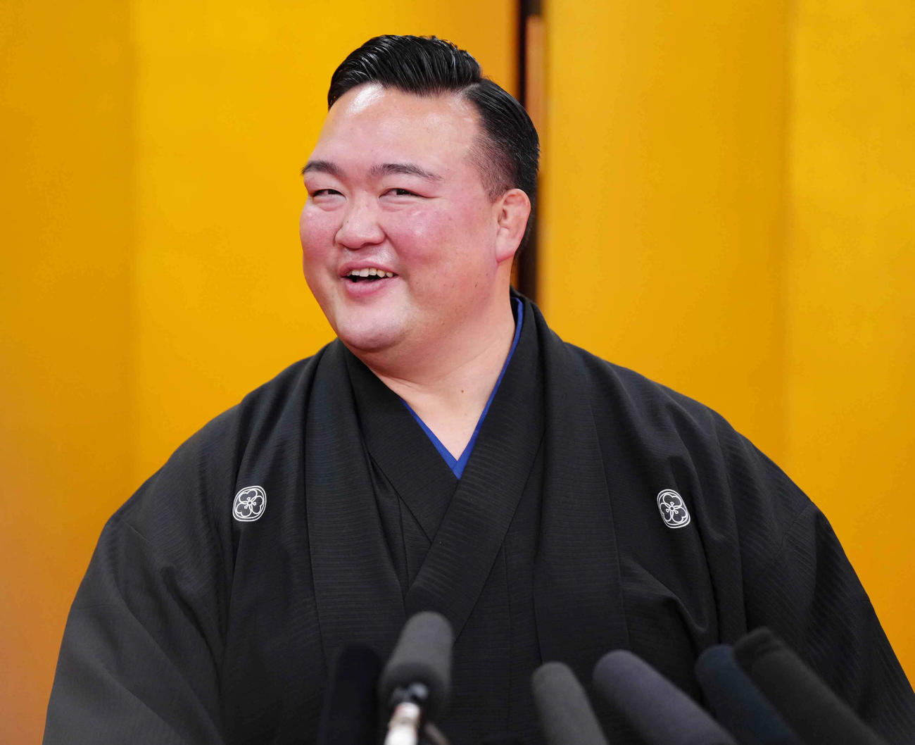 大の里の横綱昇進が決まり会見に臨む師匠の二所ノ関親方