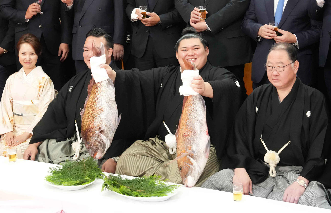 昇進が決まりお祝いの鯛を手にする新横綱大の里（撮影・小沢裕）