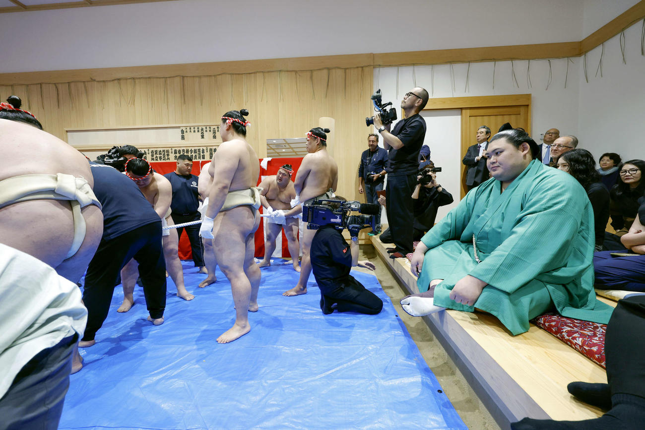 二所ノ関一門の力士らの「綱打ち」を見守る横綱大の里（右）（代表撮影）