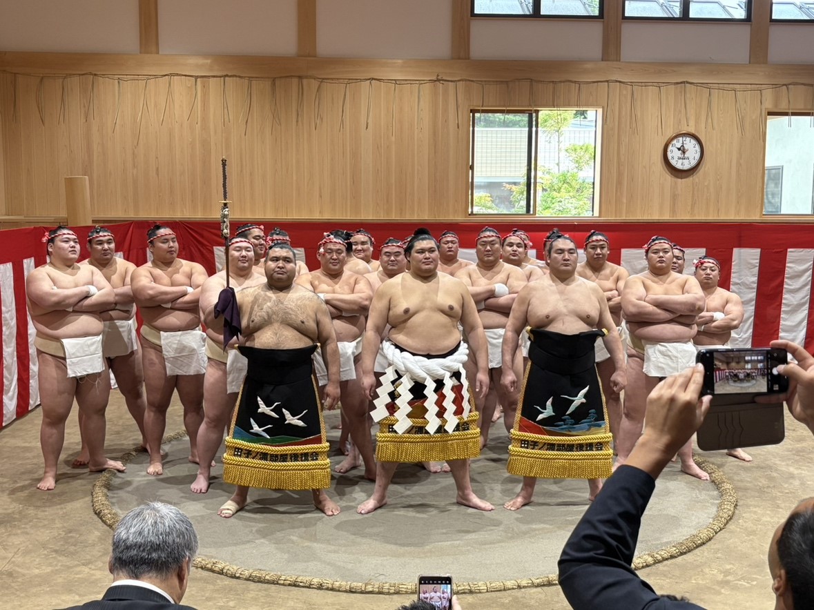 大の里（前列中央）は真新しい綱を締めた。右は露払い竜電、左は太刀持ち高安