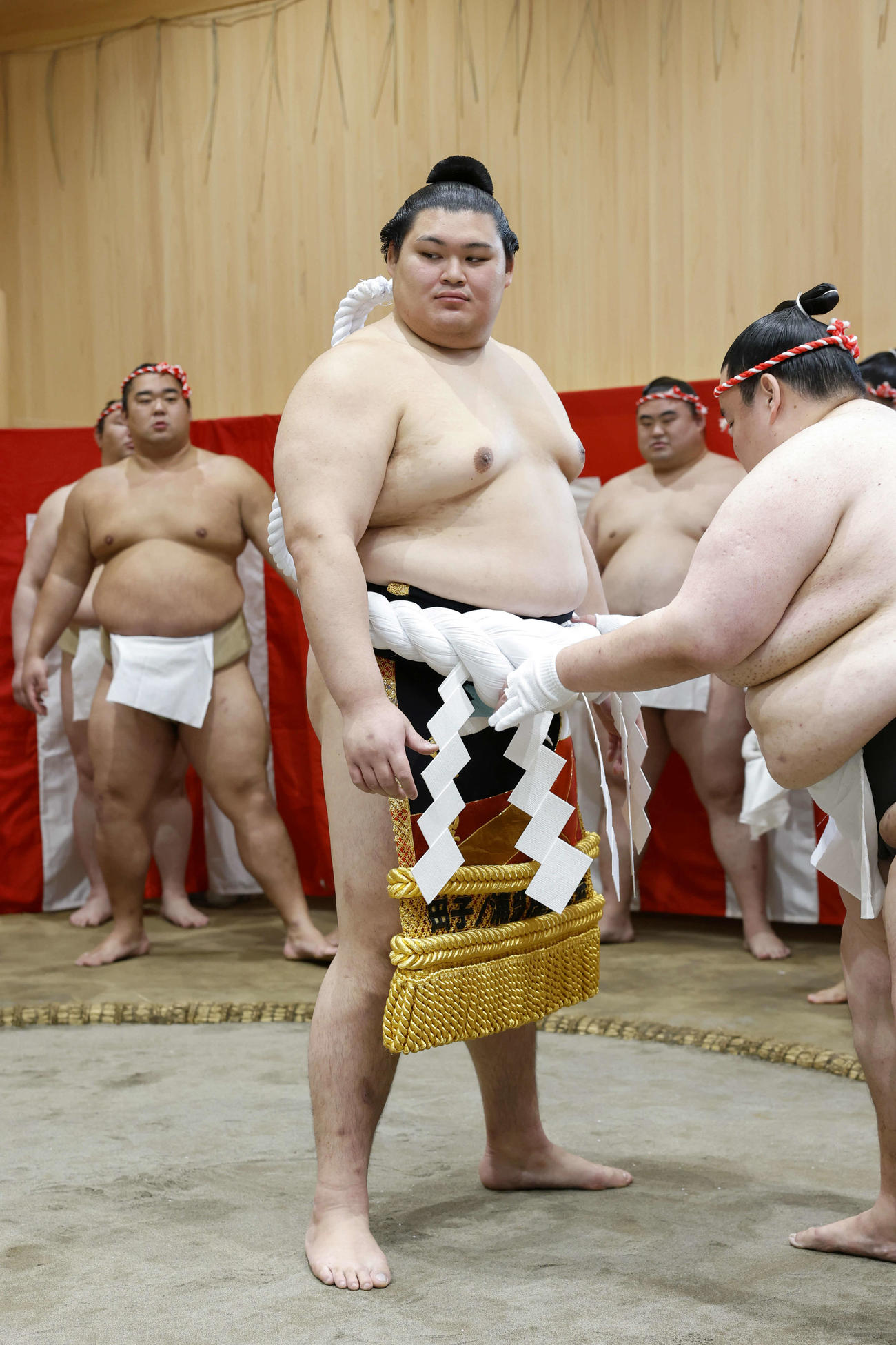 「綱打ち」で新しい綱を締める横綱大の里（代表撮影）