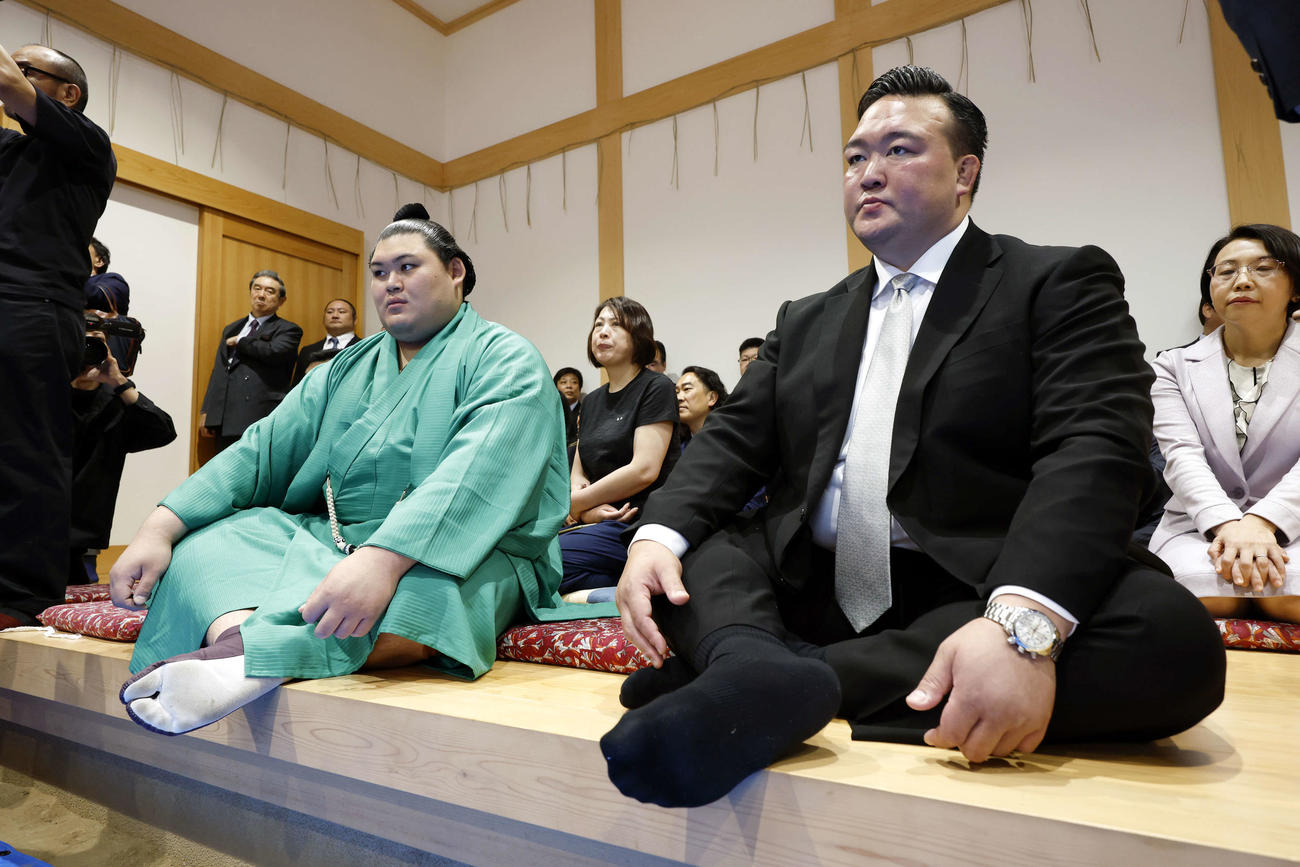 「綱打ち」を見守る横綱大の里（左）と二所ノ関親方（代表撮影）