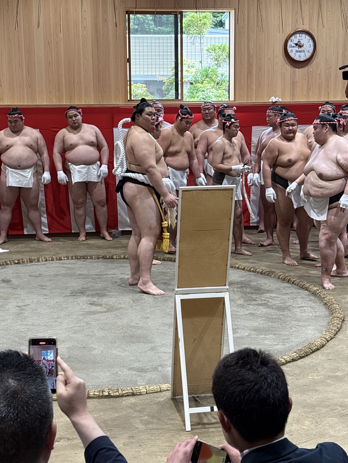 大の里は真新しい綱を締めて、鏡で確認した