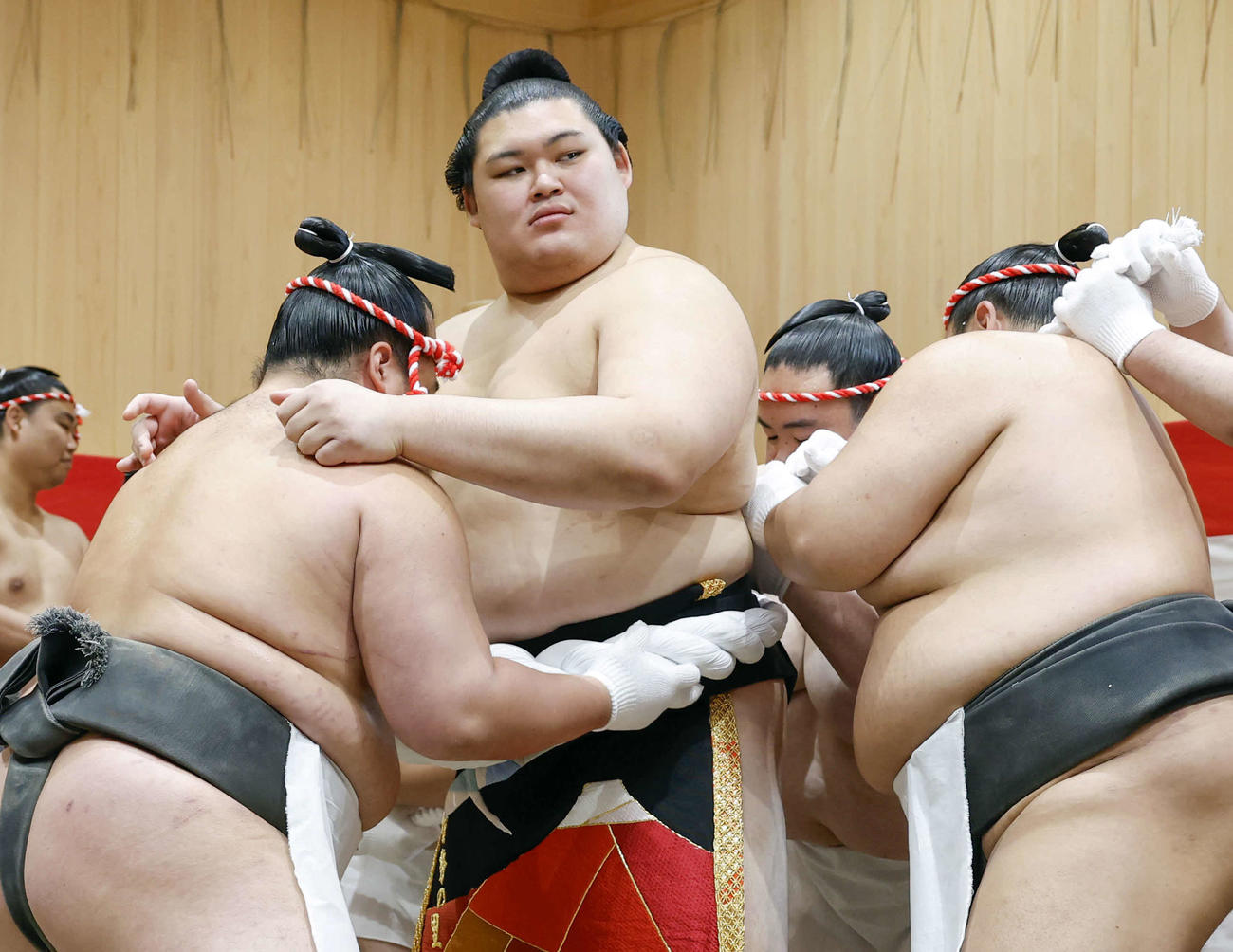 「綱打ち」で新しい綱を締める横綱大の里（代表撮影）