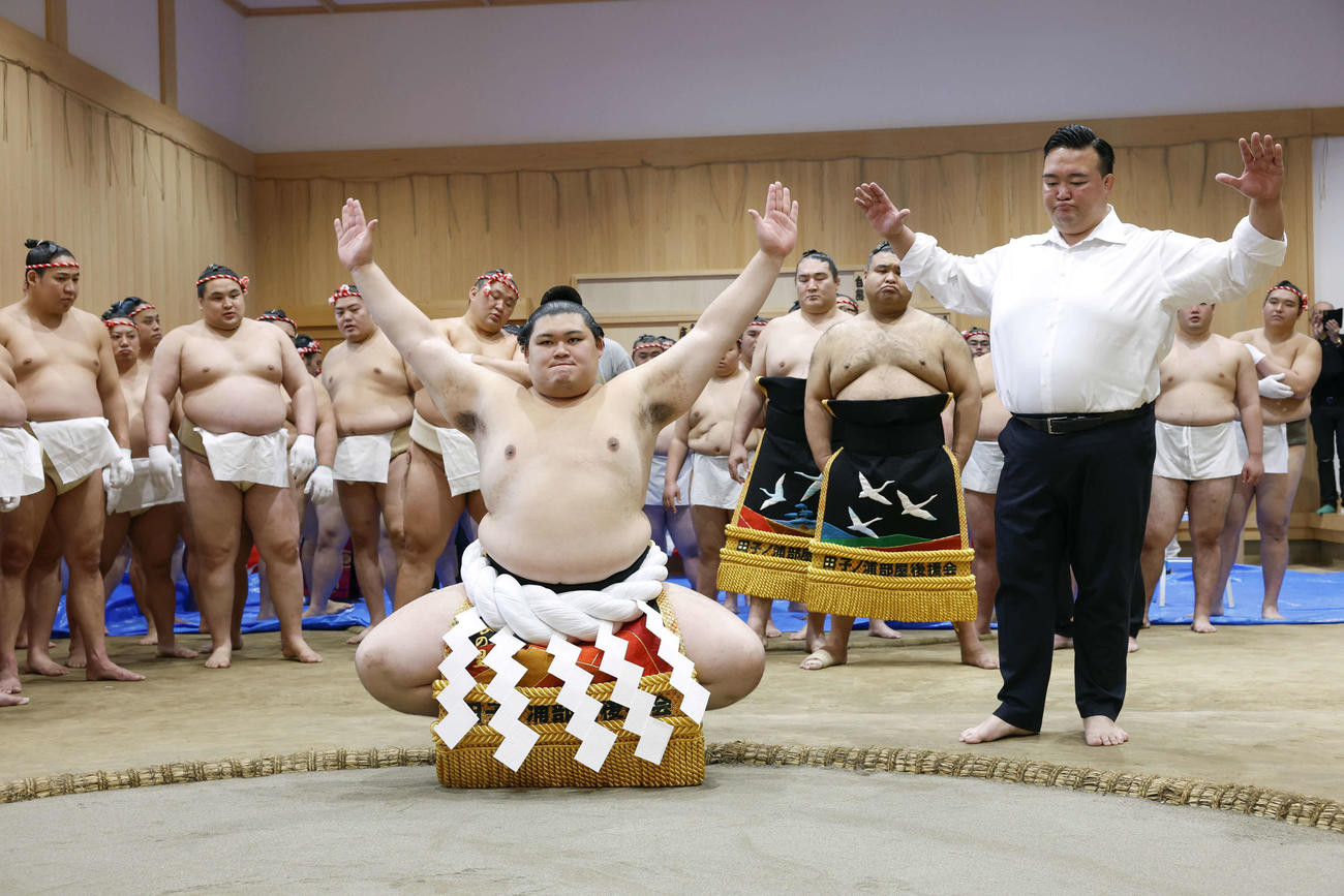 「綱打ち」を行い、二所ノ関親方（右）から土俵入りの指導を受ける横綱大の里（代表撮影）