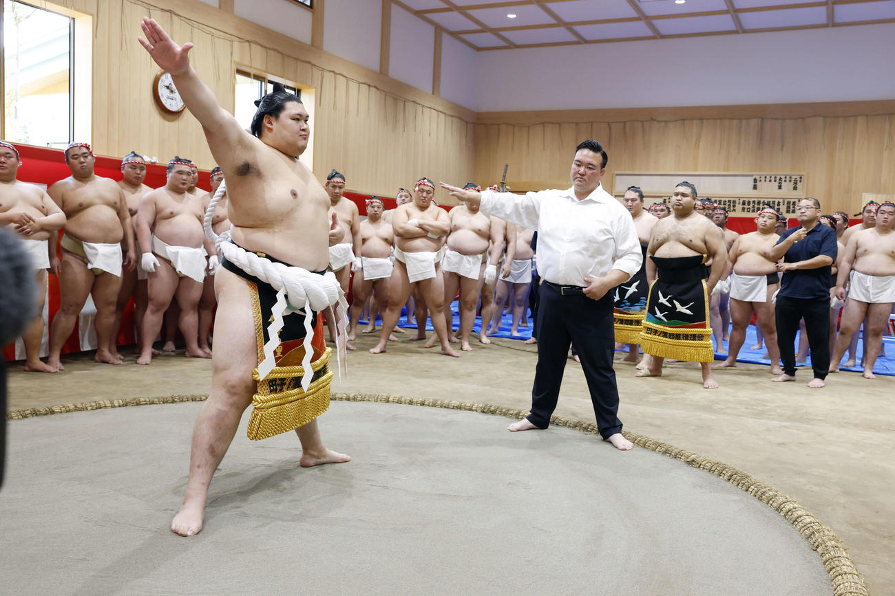 「綱打ち」を行い、二所ノ関親方（右）から土俵入りの指導を受ける横綱大の里（代表撮影）