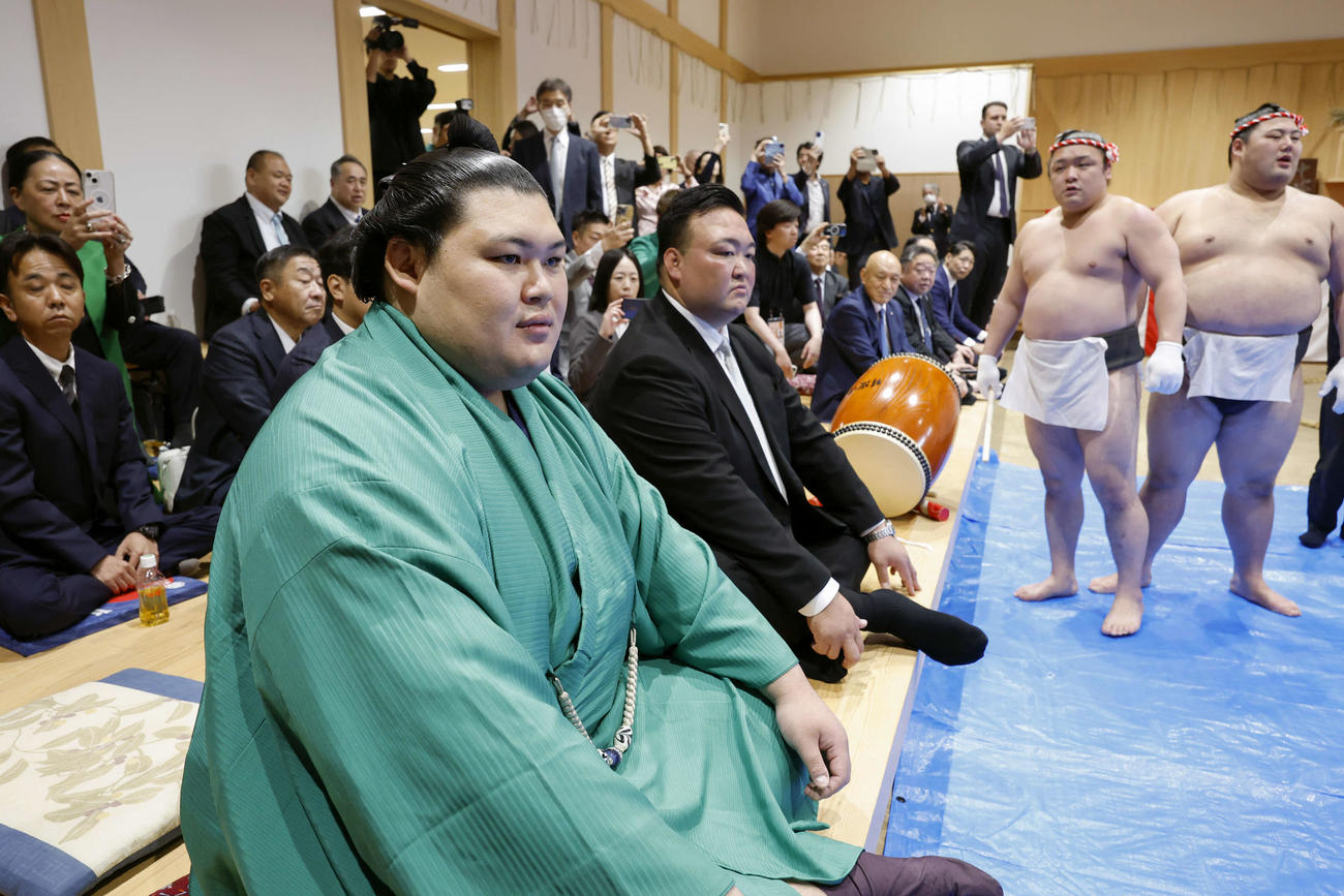二所ノ関一門の力士らの「綱打ち」を見守る横綱大の里（代表撮影）