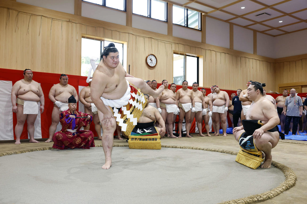 「綱打ち」を行い、土俵入りの練習をする横綱大の里（代表撮影）
