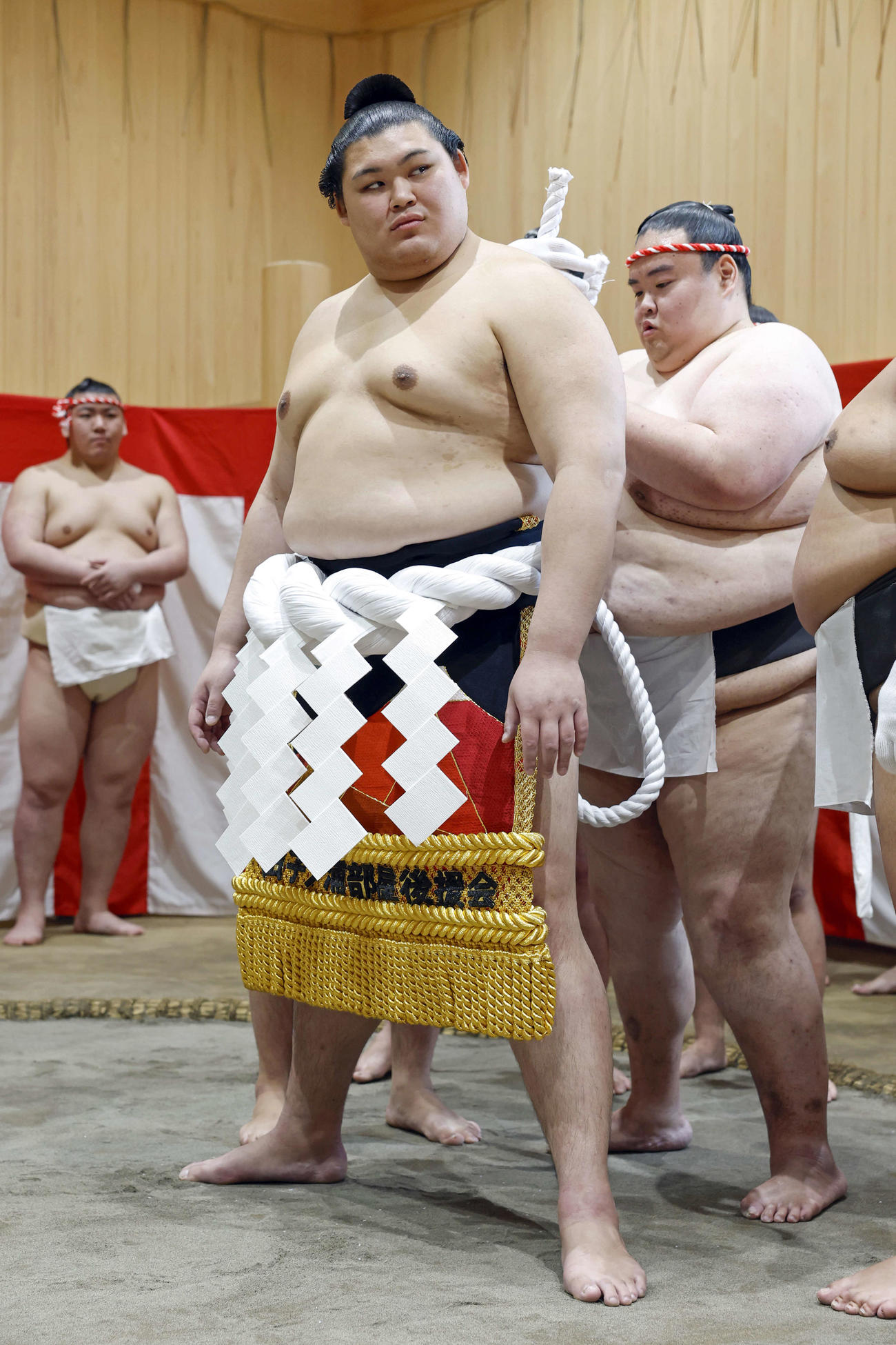 「綱打ち」で新しい綱を締める横綱大の里（代表撮影）