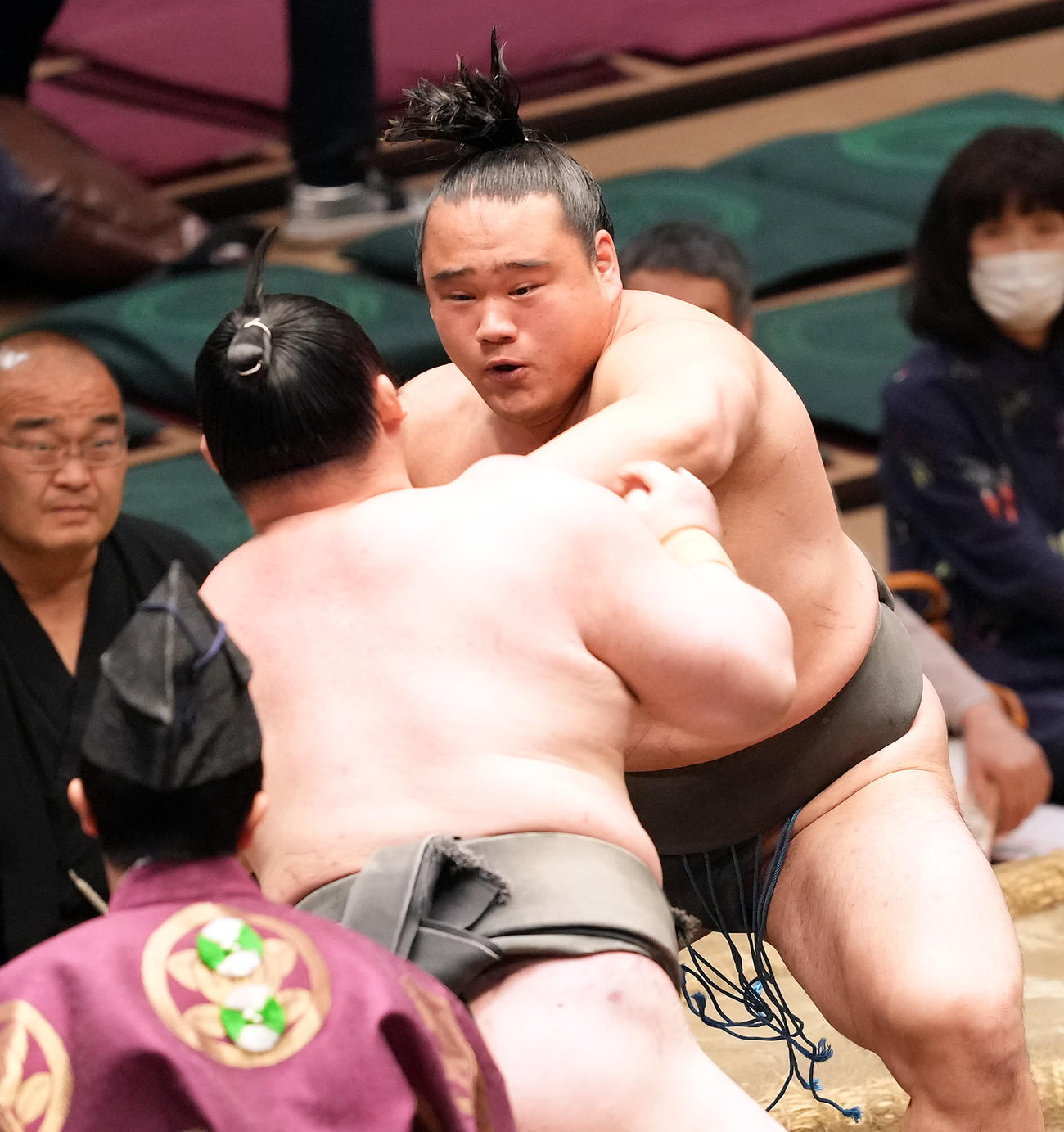 魁勝に攻め込む富士の山（撮影・たえ見朱実）