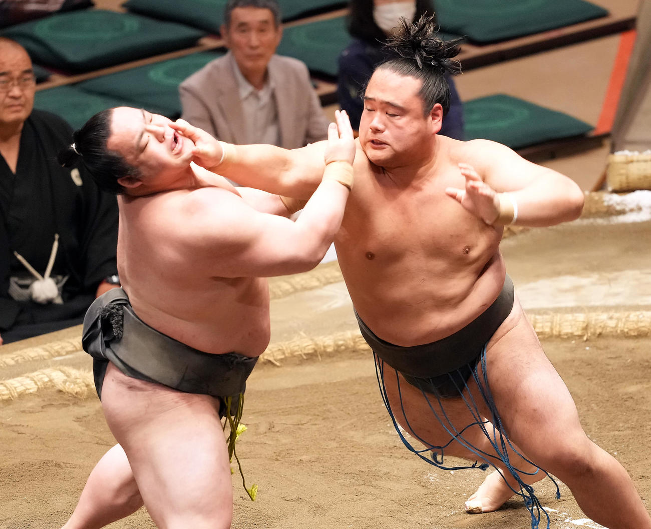 魁勝（左）に攻め込む富士の山（撮影・たえ見朱実）