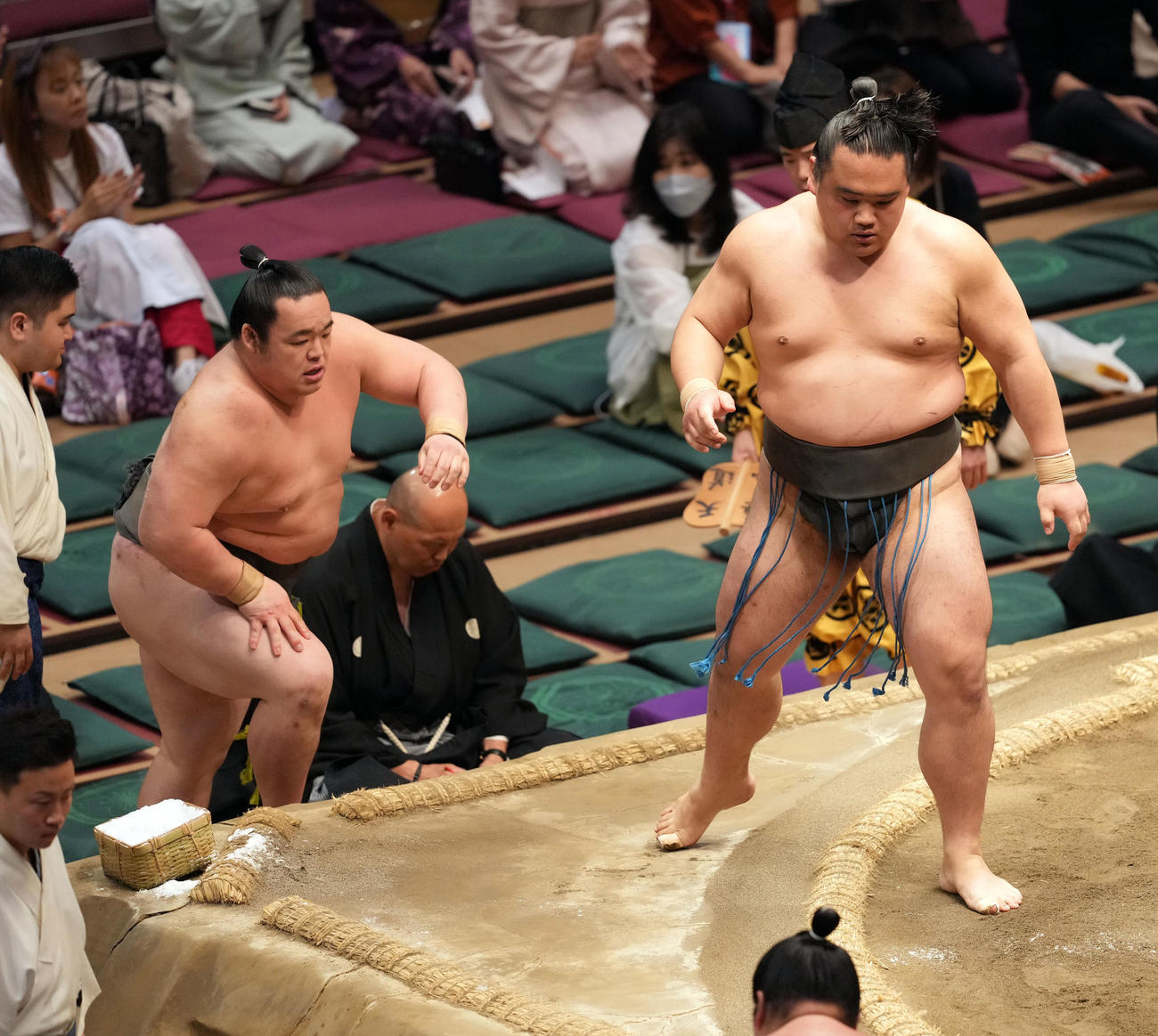 突き倒しで魁勝（左）に勝った富士の山（撮影・たえ見朱実）