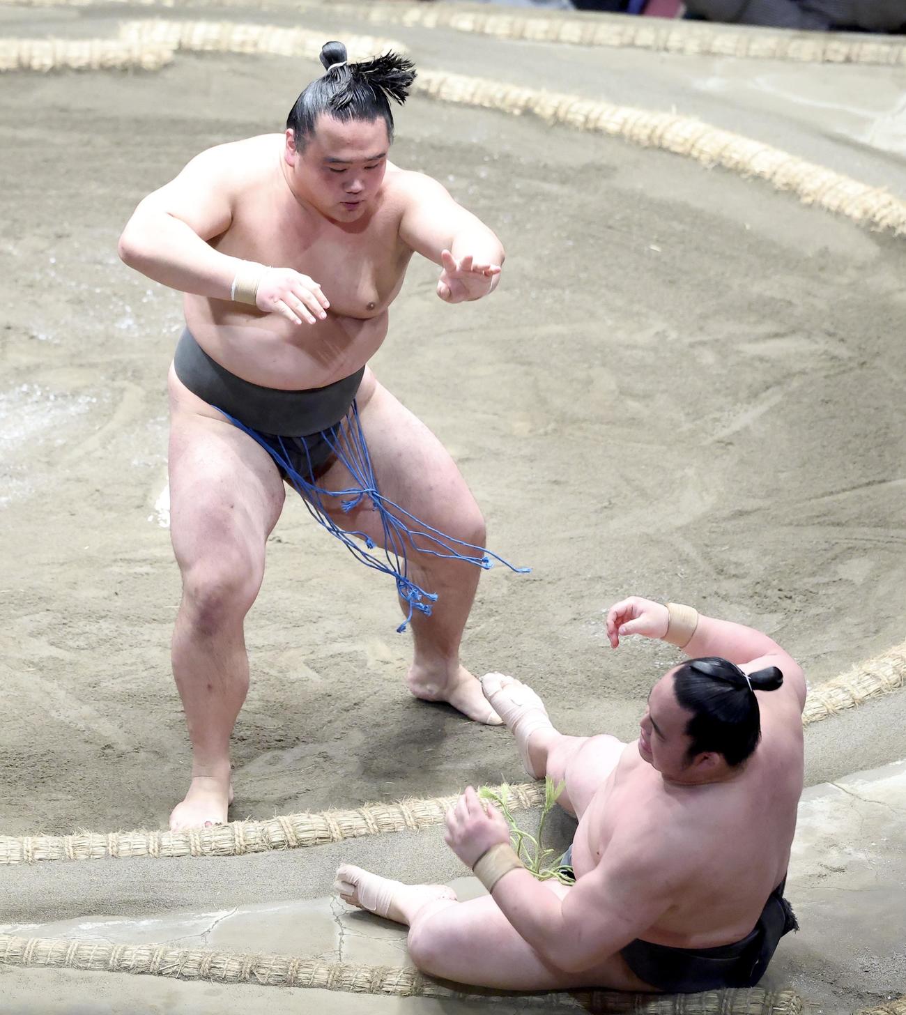 富士の山（左）は魁勝を突き倒しで破る（撮影・河田真司）