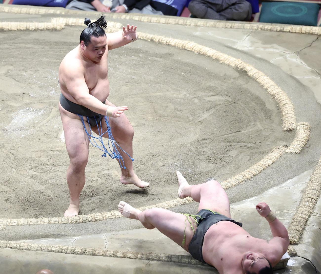 富士の山（左）は魁勝を突き倒しで破る（撮影・河田真司）