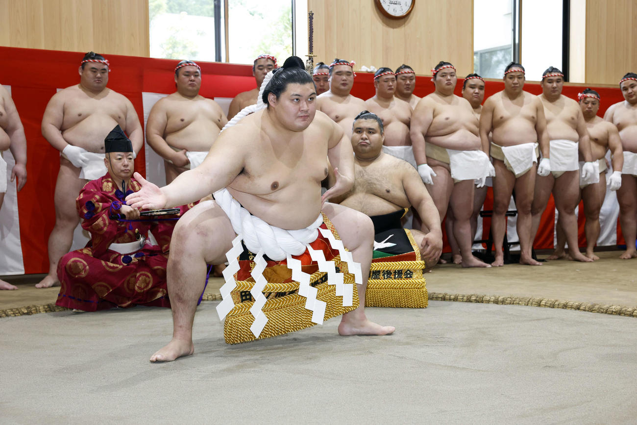 「綱打ち」を行い、土俵入りの練習をする横綱大の里（代表撮影）