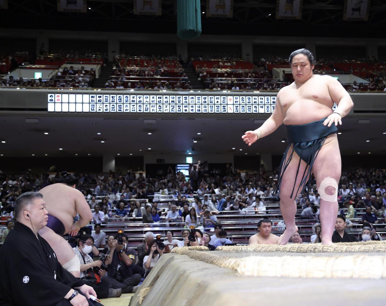 夏場所12日目に風賢央（左）を押し出しで破る三田（2025年5月22日撮影）