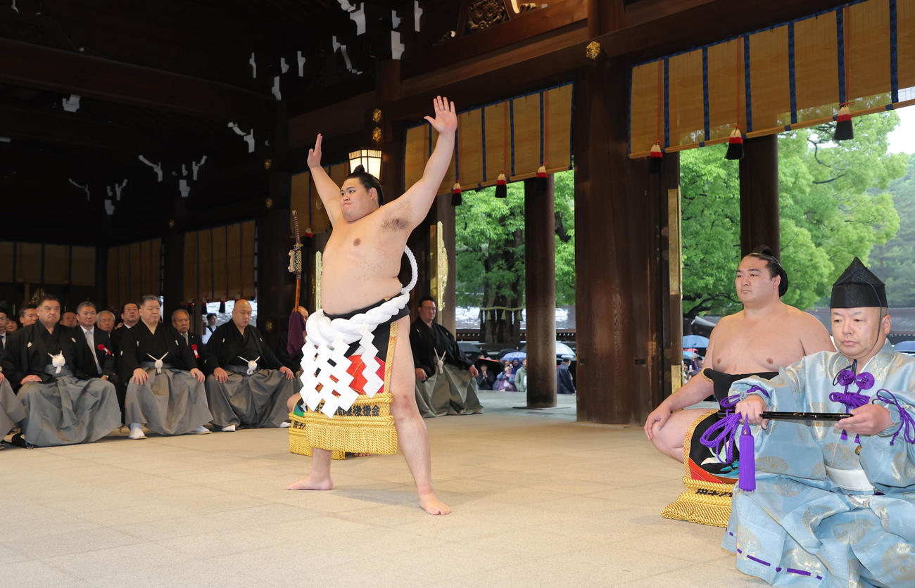 奉納土俵入りをする横綱大の里（代表撮影）