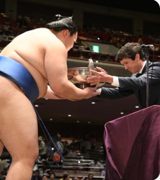 日仏友好杯を授与される大の里（フランス大使館のXから）