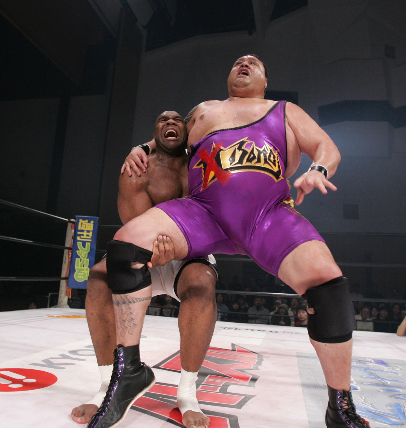 ボノちゃん（曙）をバックドロップの体勢に持ち込むためかつぎあげるボブ・サップ＝08年3月