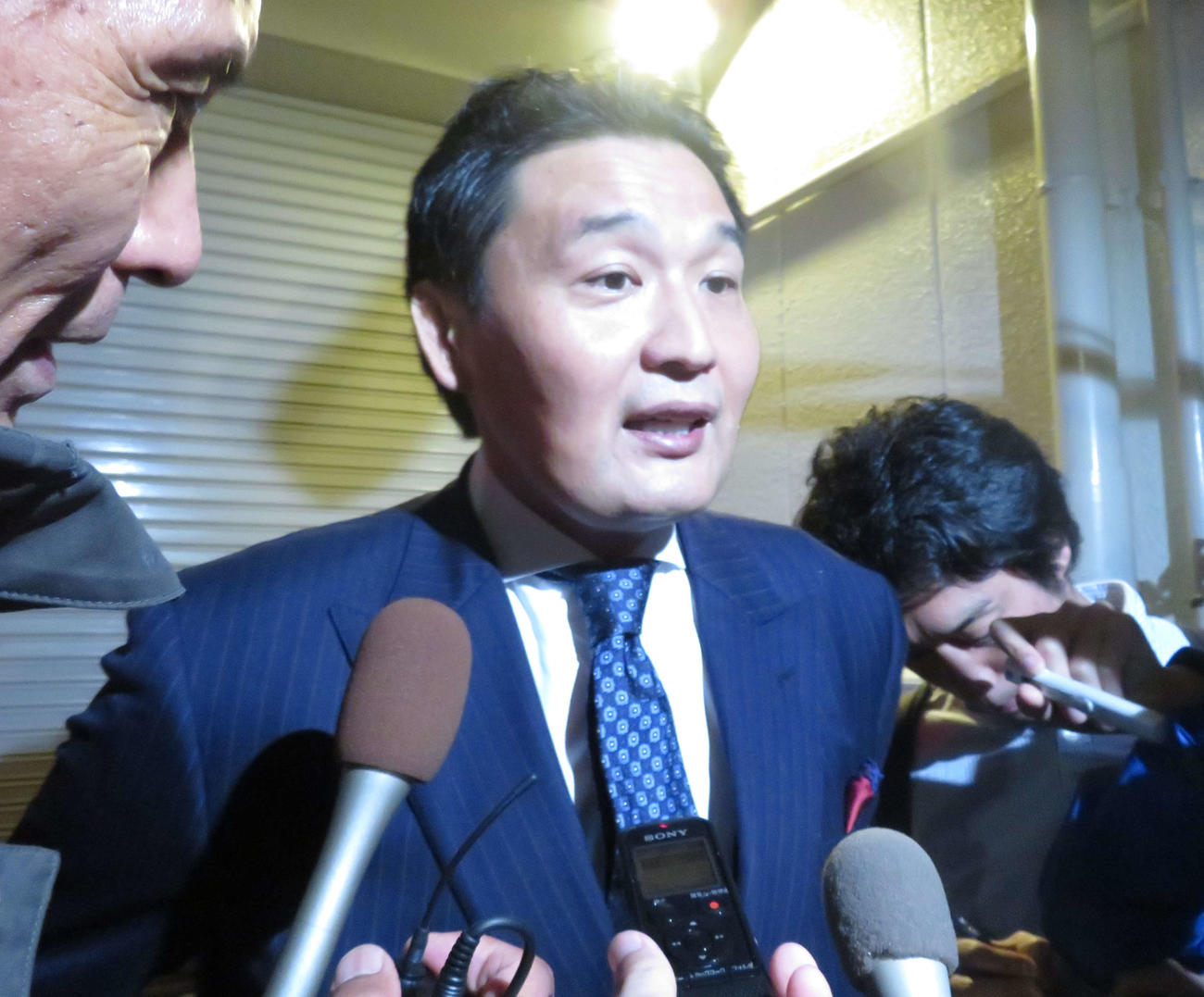 報道陣の取材に対応する貴乃花親方＝18年9月
