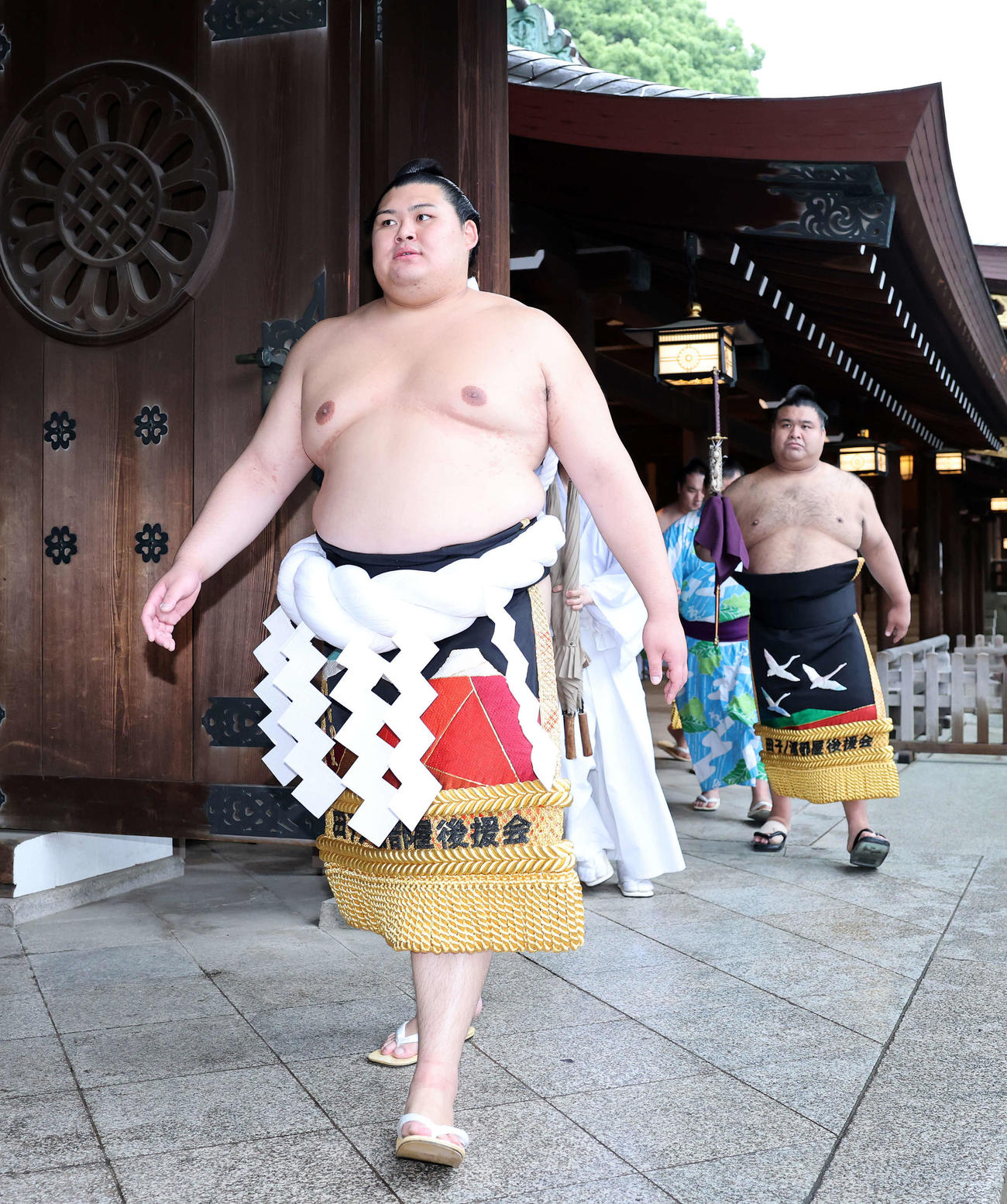 明治神宮奉納土俵入りを終え引き揚げる大の里、太刀持ちは高安（撮影・鈴木正人）