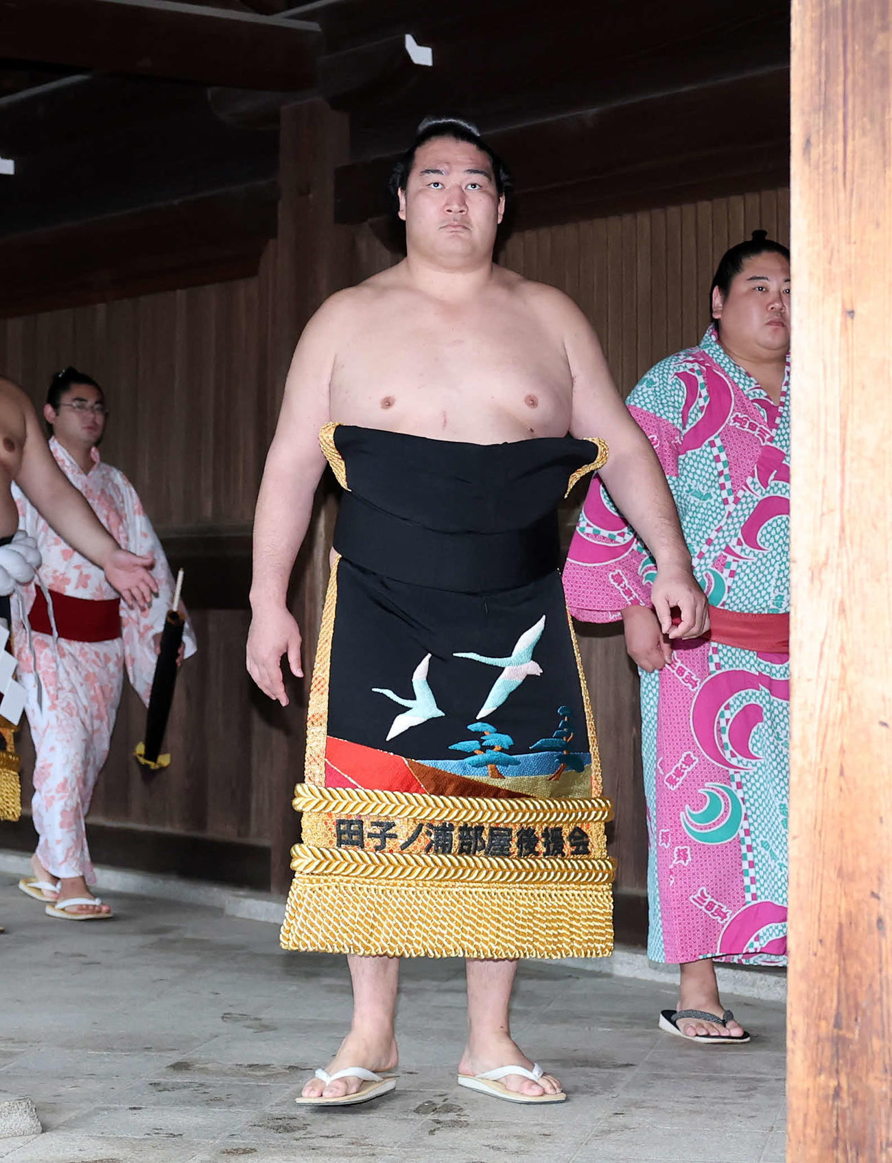 大の里の明治神宮奉納土俵入り露払いを務めた竜電（撮影・鈴木正人）