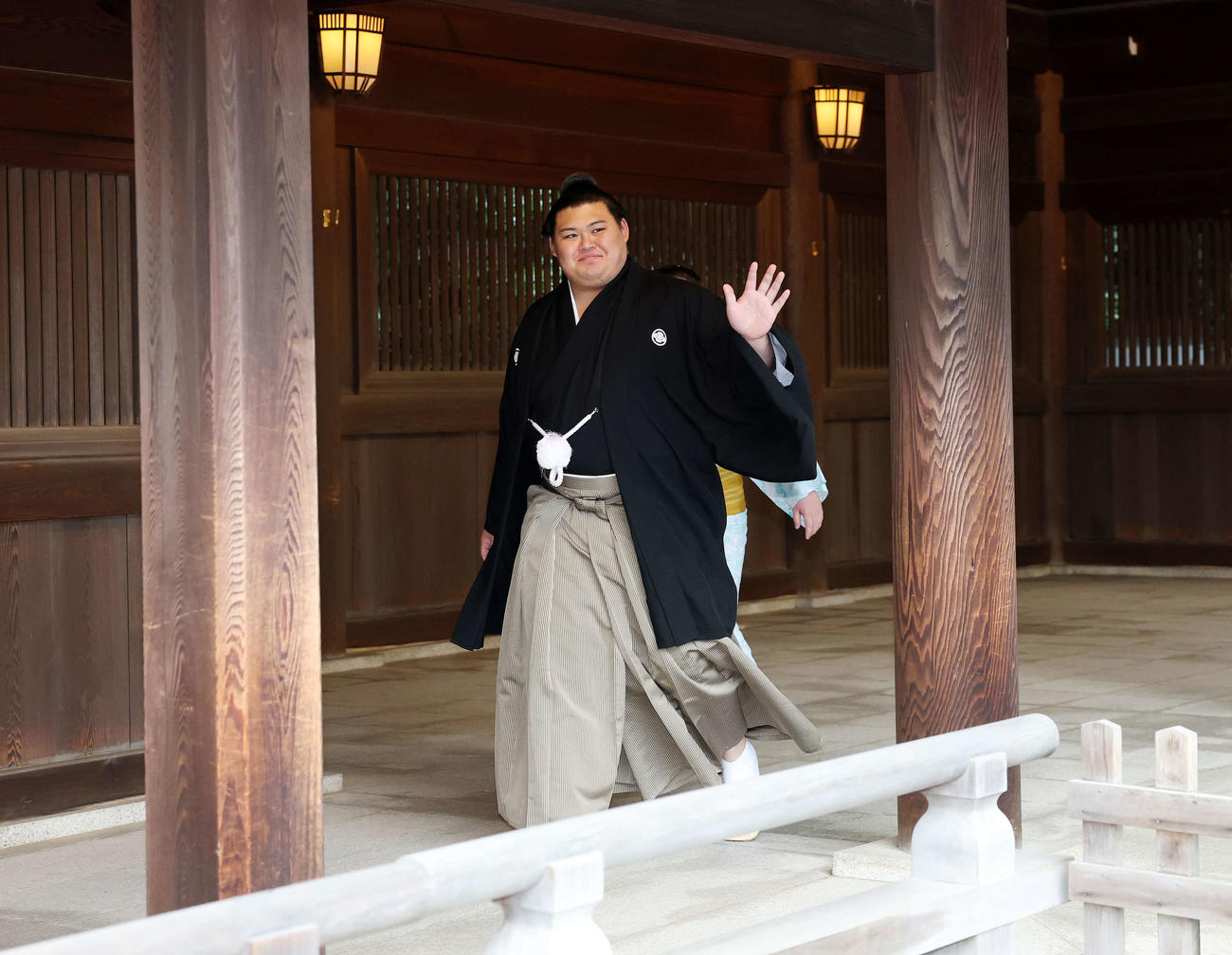 打ち合わせを終えファンに手を振る大の里（撮影・鈴木正人）