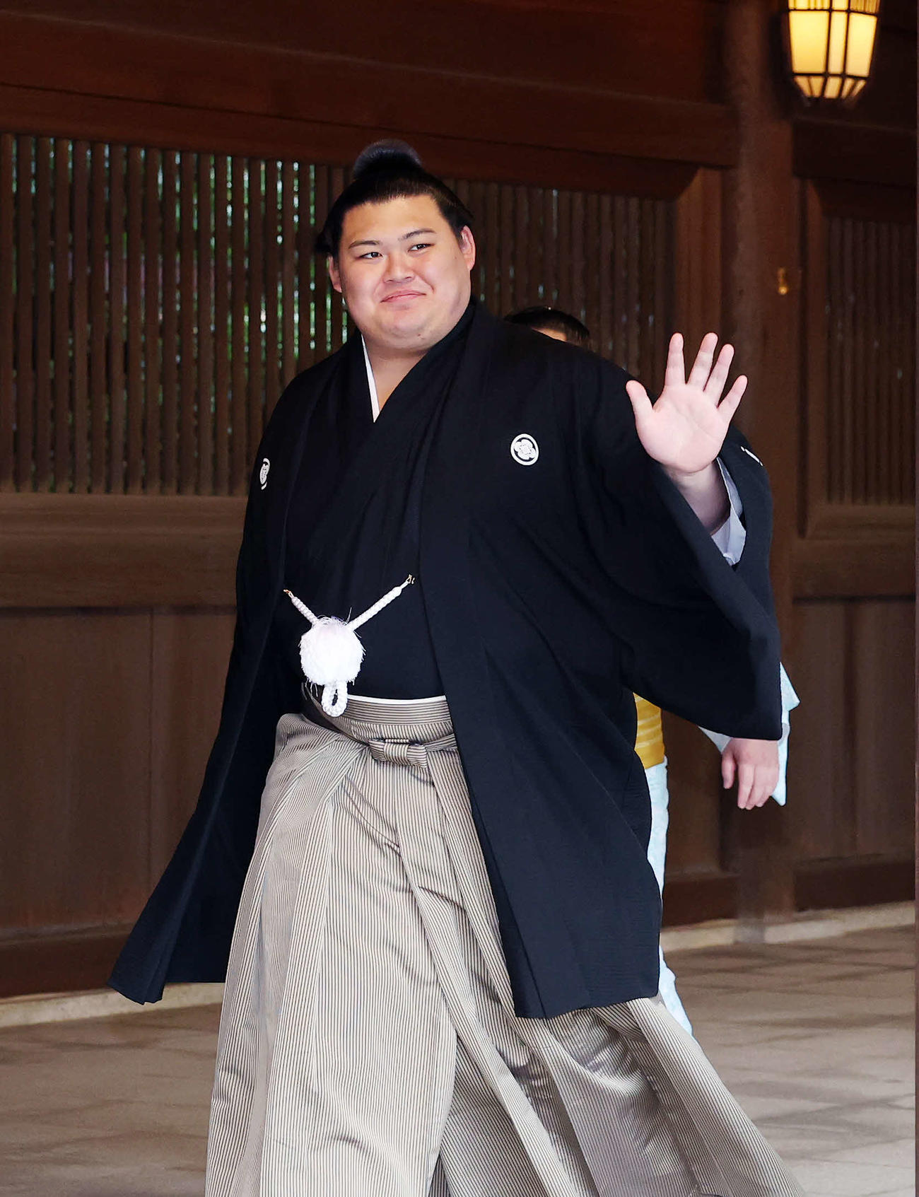打ち合わせを終えファンに手を振る大の里（撮影・鈴木正人）