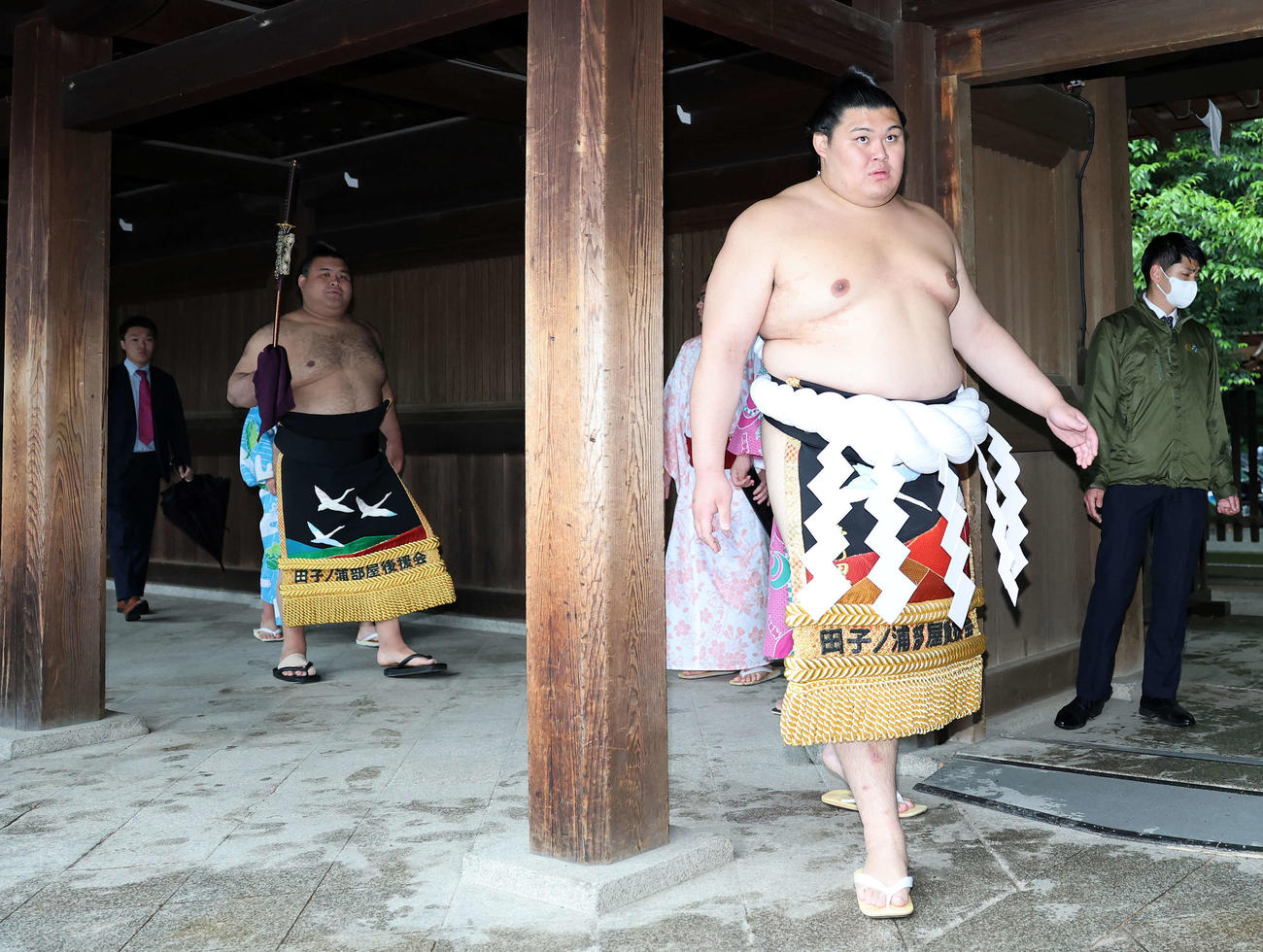 明治神宮奉納土俵入りに向かう大の里、太刀持ちは高安（撮影・鈴木正人）