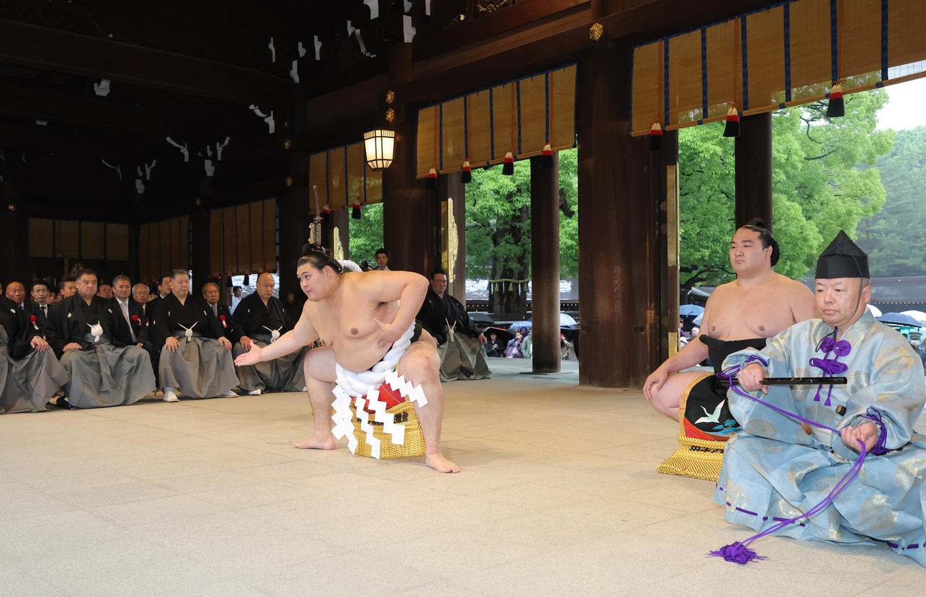 奉納土俵入りをする横綱大の里。右は露払いの竜電（代表撮影）