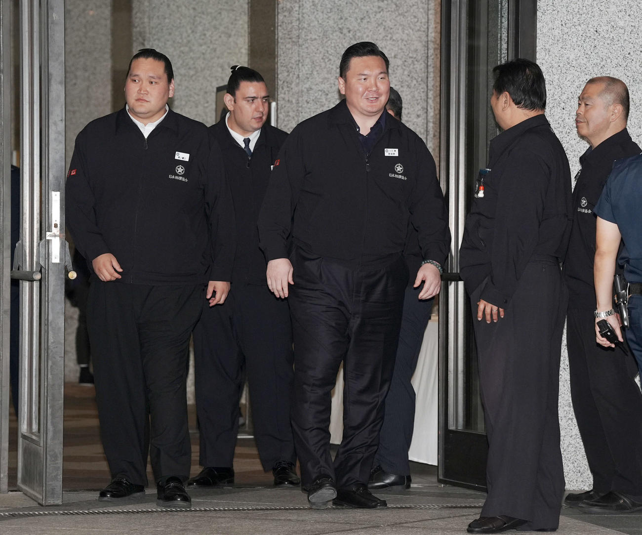 優勝パレードの誘導で姿を見せた照ノ富士親方（左）と宮城野親方（左から3人目）（25年5月25日撮影）