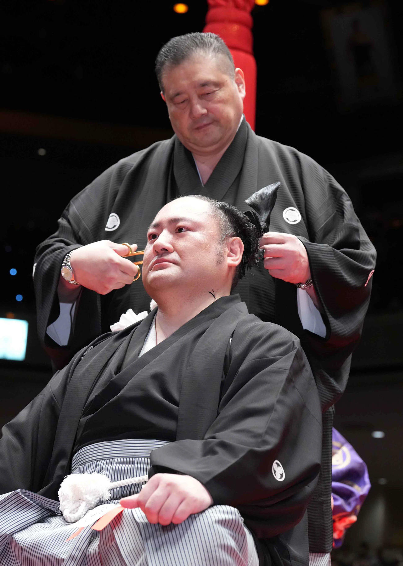 断髪式で師匠の佐渡ケ嶽親方（上）に止めばさみを入れてもらう元琴恵光の尾車親方（撮影・小沢裕）