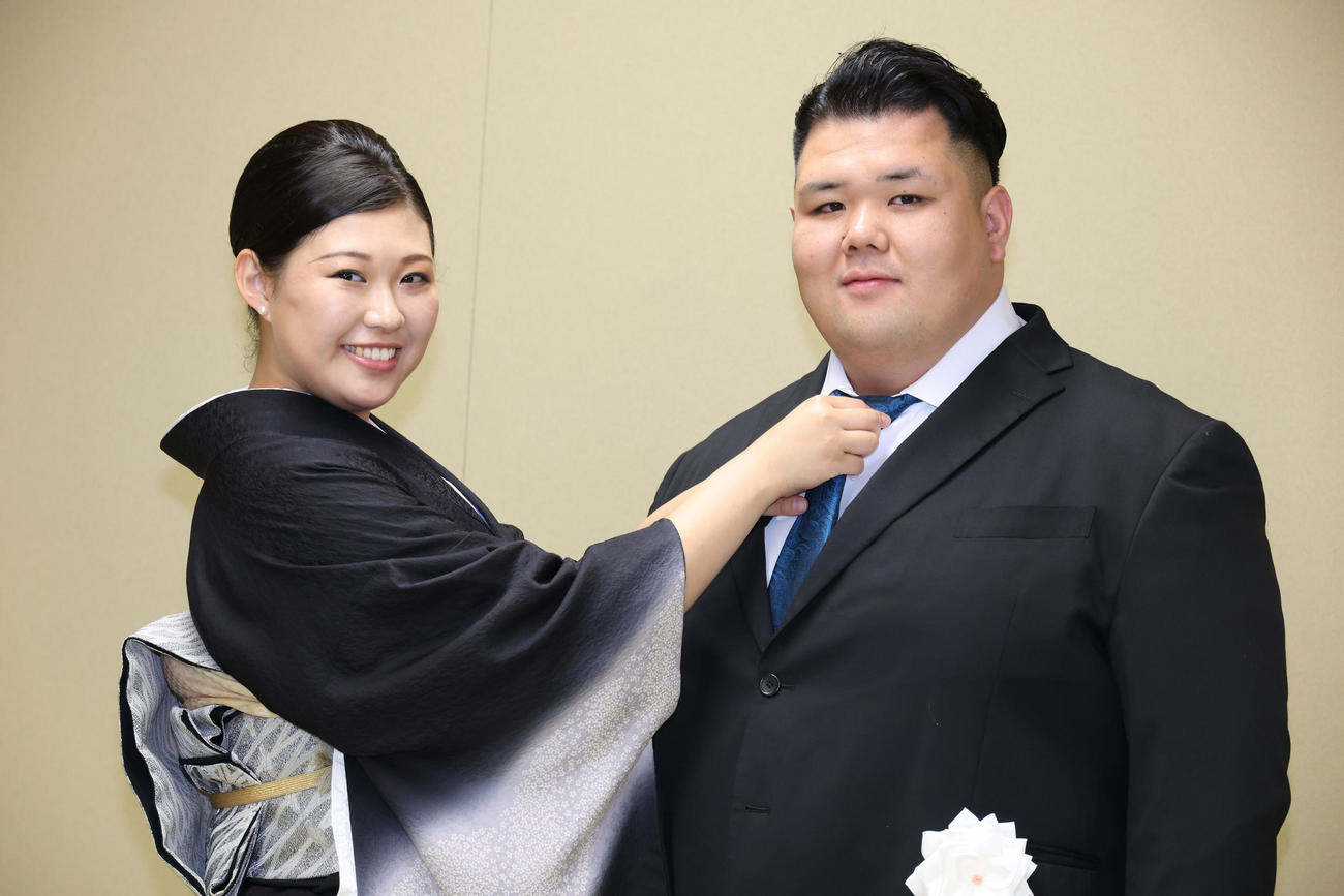 断髪式を終え妻の央佳さん（左）と記念撮影する阿武咲（撮影・中島郁夫）