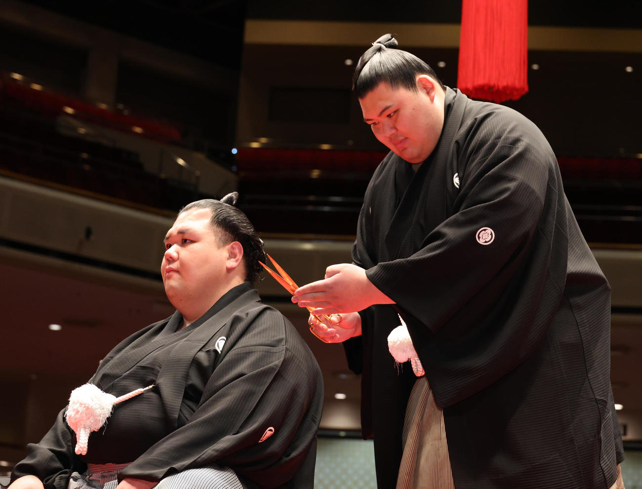 阿武咲（左）の髪に挟みを入れる横綱大の里（撮影・中島郁夫）