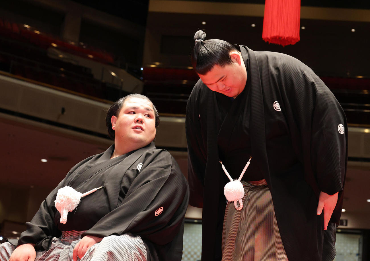 阿武咲（左）に一礼する横綱大の里（撮影・中島郁夫）