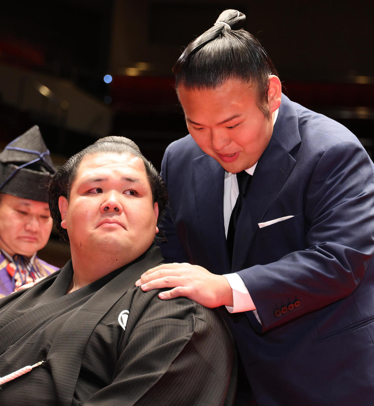 元貴景勝の湊川親方（右）がかける言葉に涙を浮かべる阿武咲（撮影・中島郁夫）