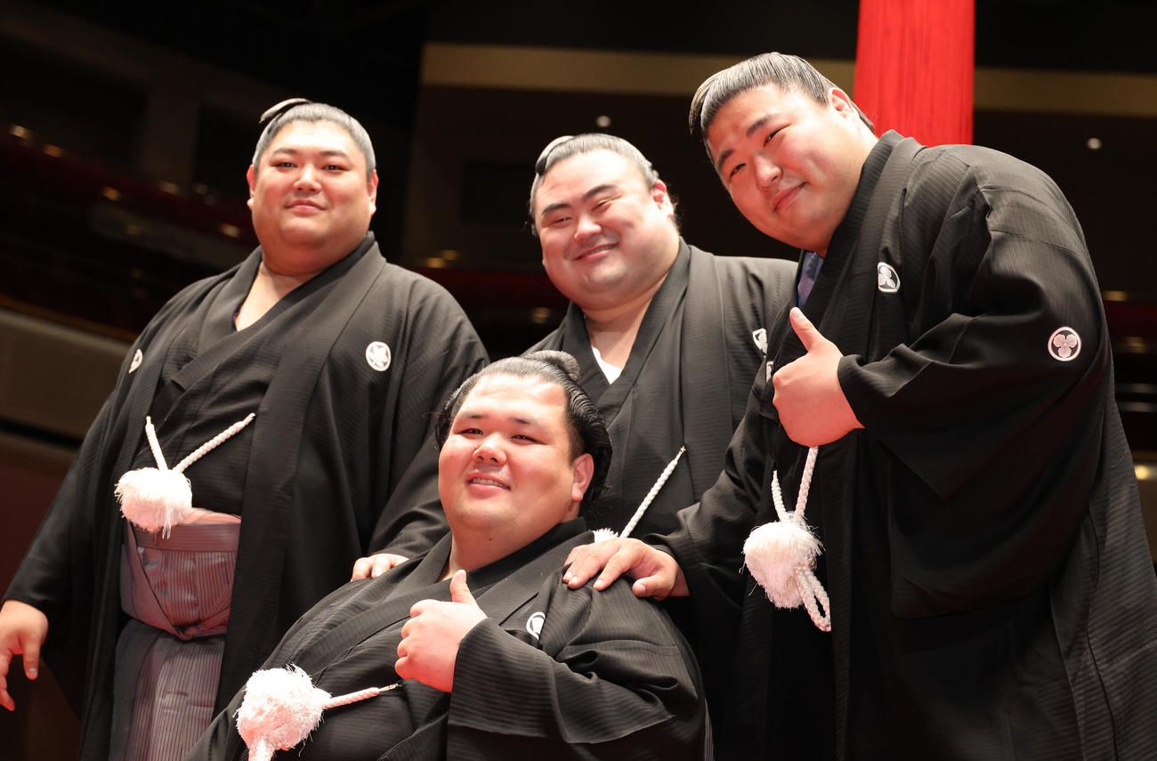 後列左から阿炎、隆の勝、若元春と記念撮影する阿武咲（撮影・中島郁夫）