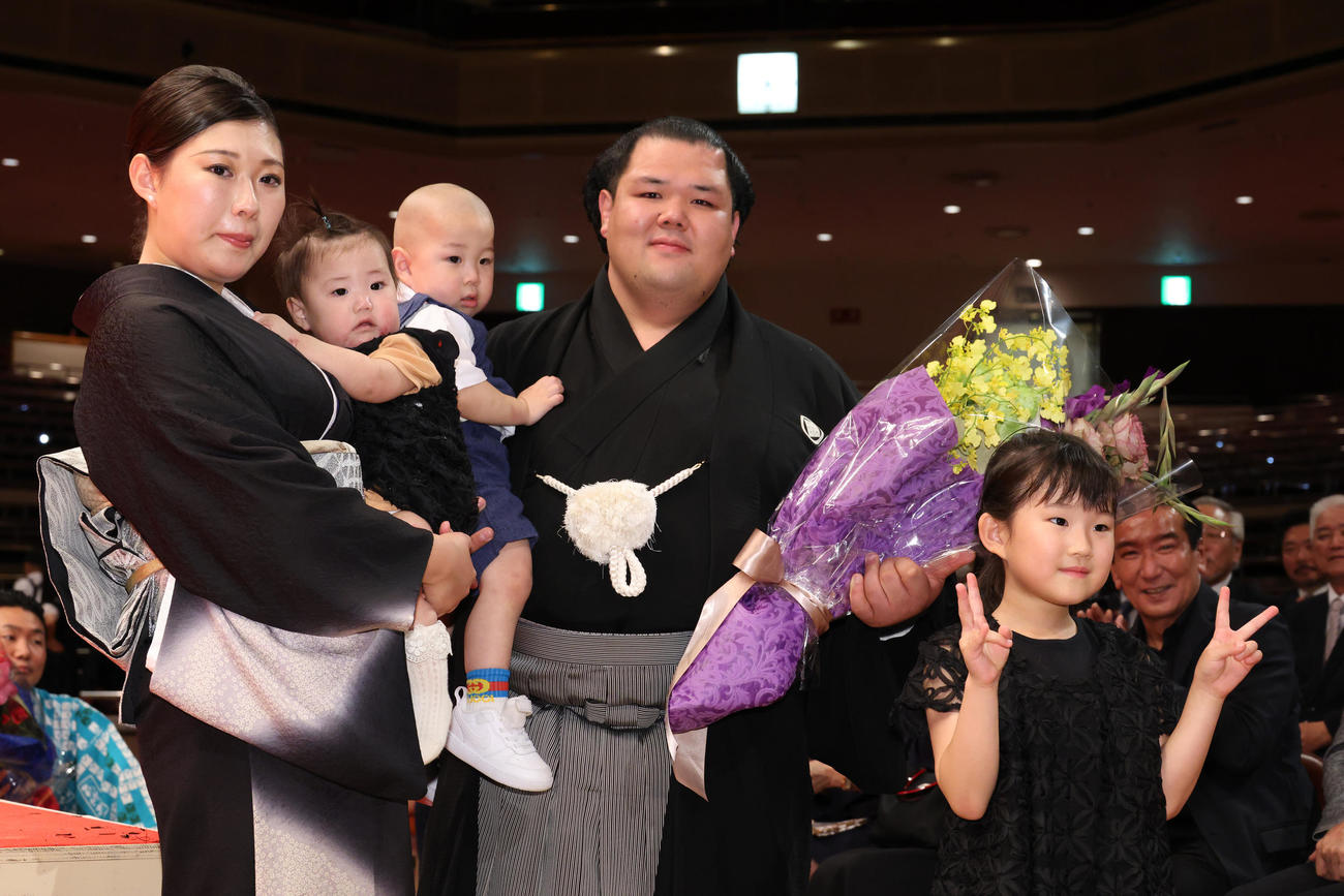 断髪式を終え記念撮影する、左から妻の央佳さん、次女の維凰ちゃん、長男の心舷くん、阿武咲、長女の莉叶ちゃん（撮影・中島郁夫）