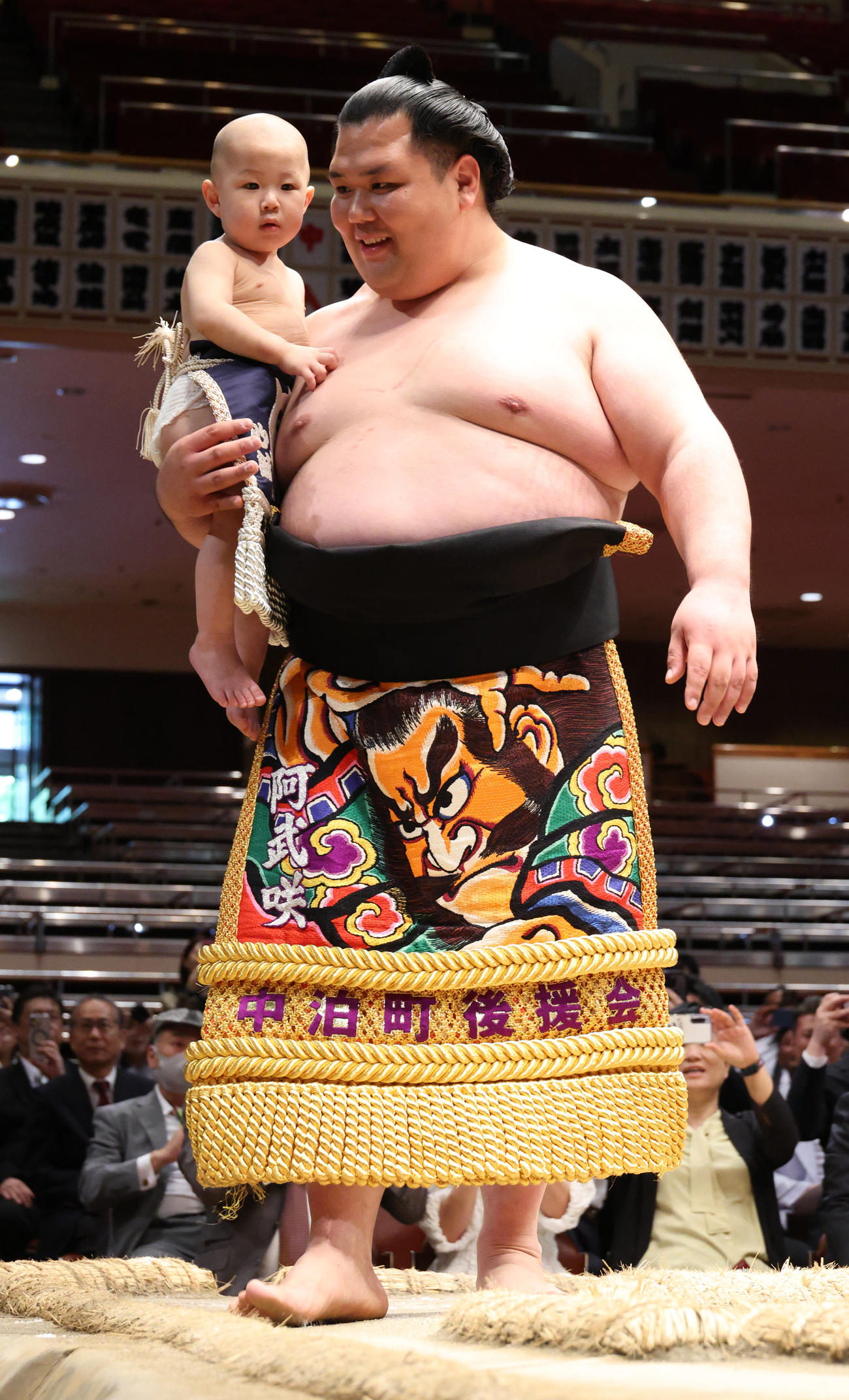 長男の心舷くんを抱き最後の土俵入りをする阿武咲（撮影・中島郁夫）
