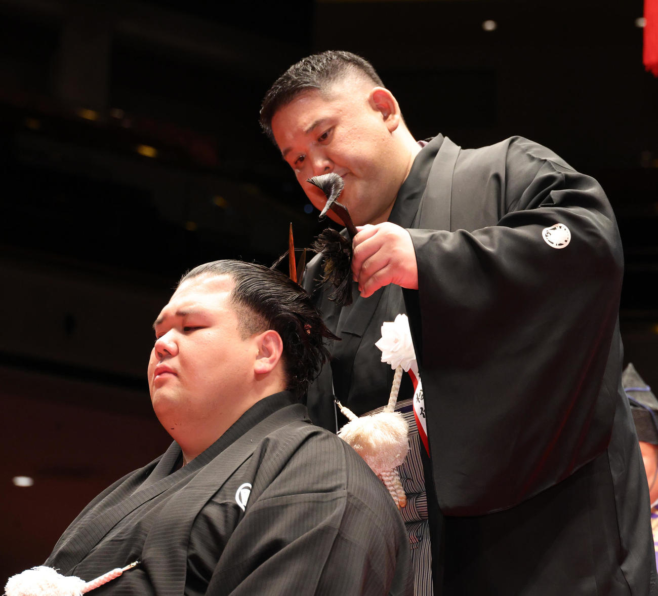 阿武松親方（右）に止め挟みを入れてもらう阿武咲（撮影・中島郁夫）