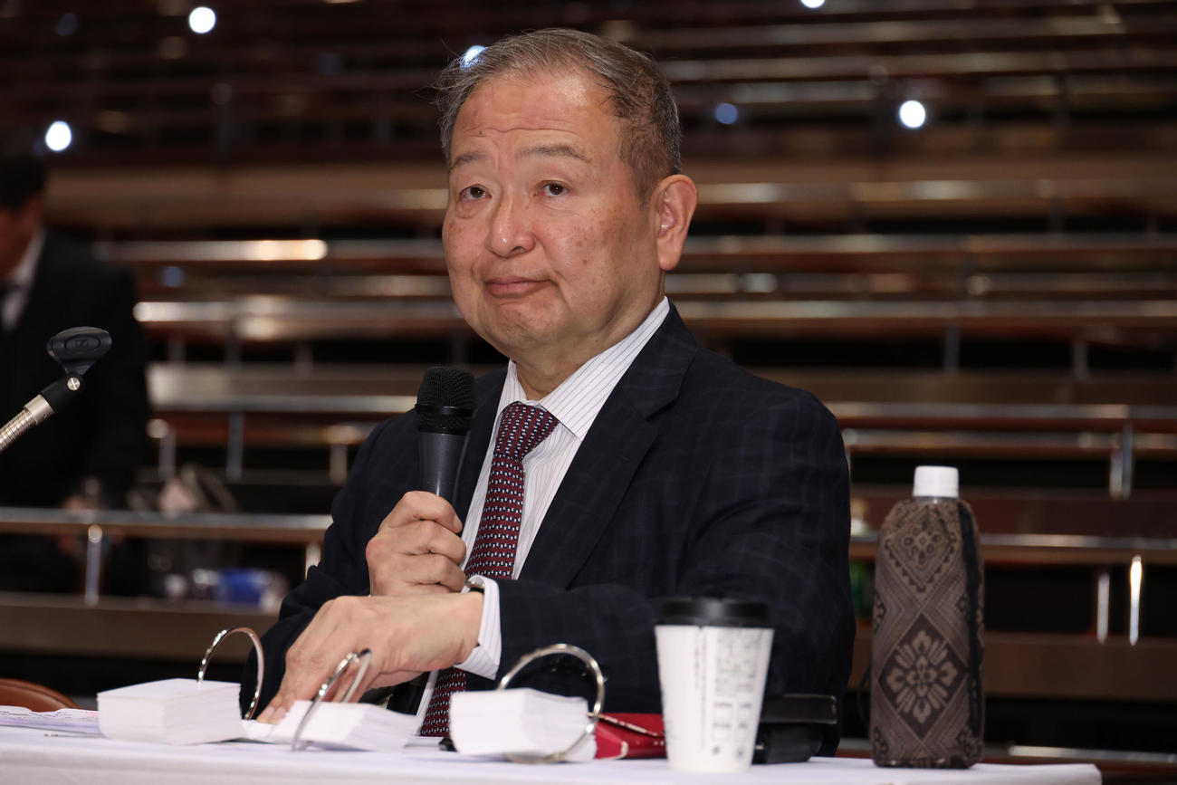 阿武咲断髪式の司会をする元NHKの吉田賢アナウンサー（撮影・中島郁夫）