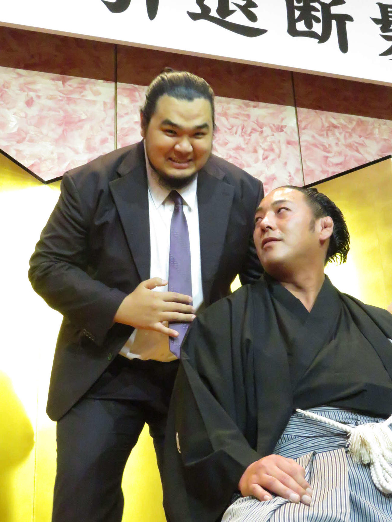 元旭大星（右）の断髪式でハサミを入れた、元北青鵬のダワーニンジ氏