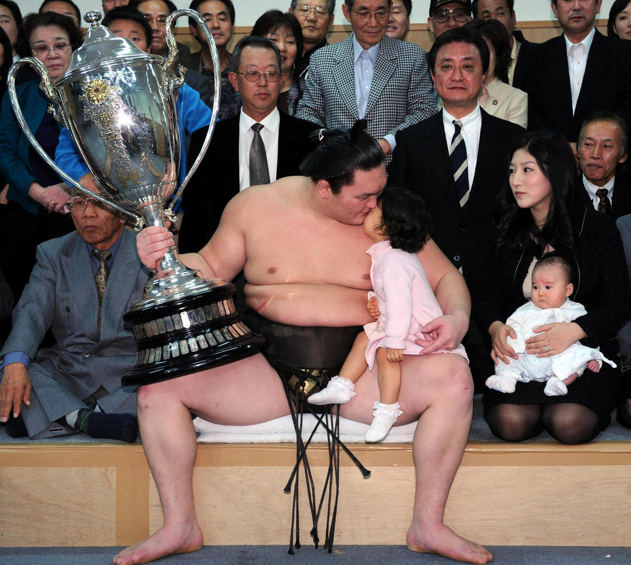 08年11月、大相撲九州場所千秋楽　優勝決定戦で安馬を破り優勝を決めた白鵬は賜杯を抱き娘の愛美羽ちゃんとキスをする