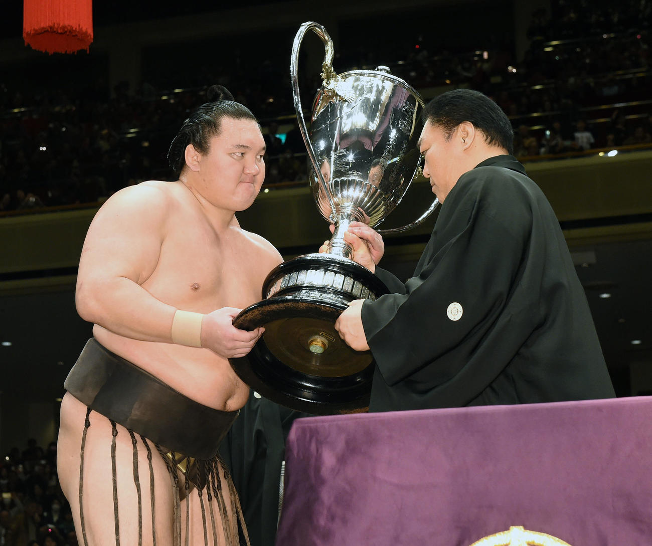 15年1月、大相撲初場所　千秋楽　鶴竜を破り全勝優勝を決め北の湖理事長（当時）から賜杯を受け取る白鵬