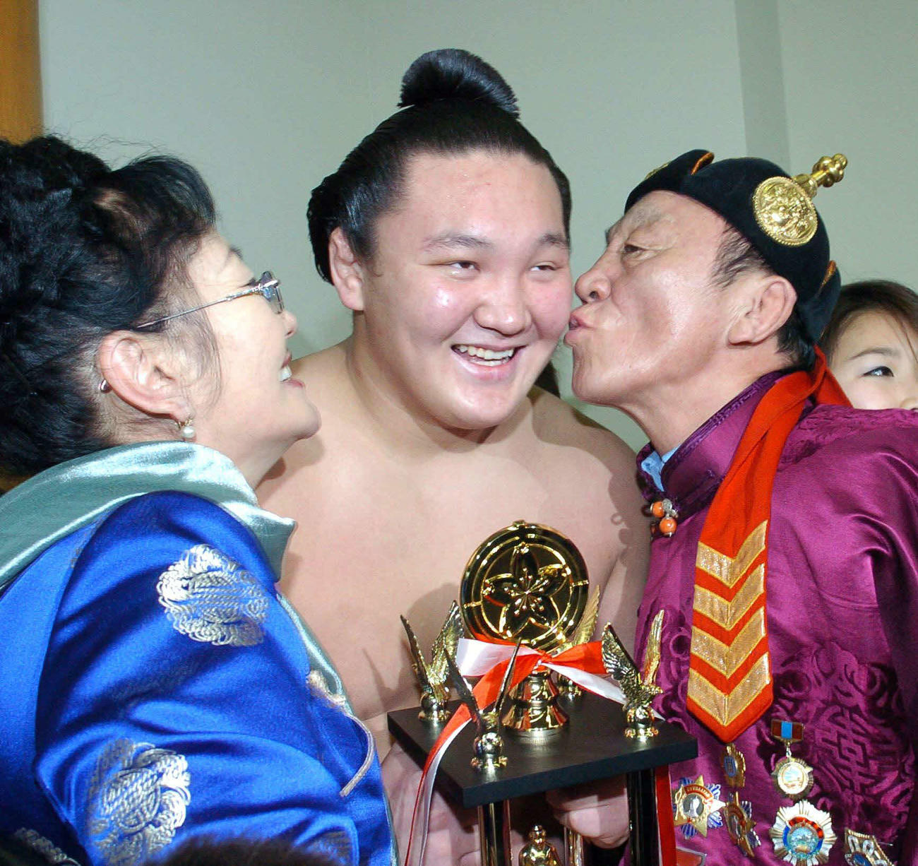 05年1月、大相撲初場所千秋楽　技能賞に輝いた白鵬は、両親から祝福のキスを受ける。右は父ムンフバトさん、左は母タミルさん