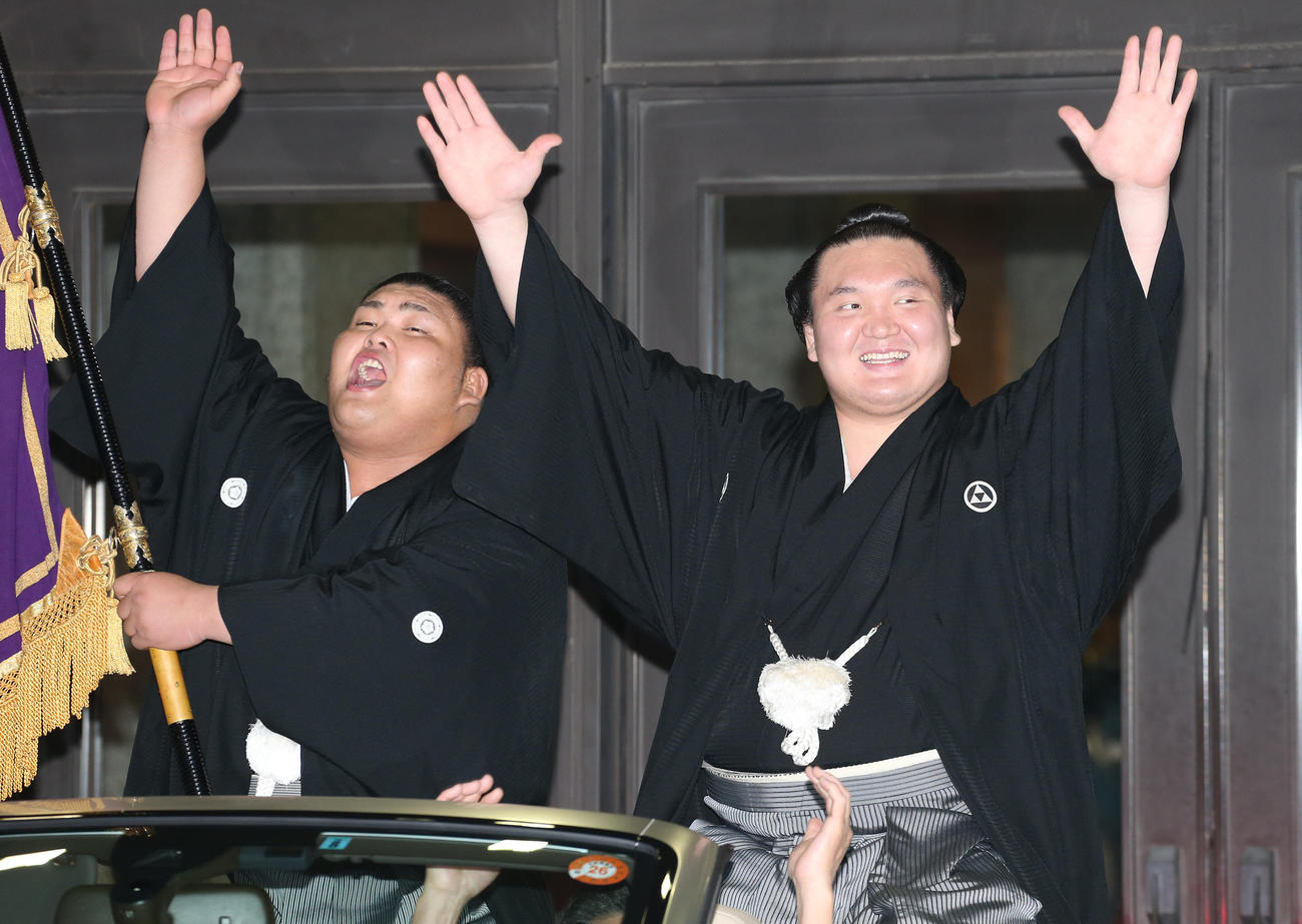 14年5月、大相撲夏場所　千秋楽　大喜鵬（左）を旗手に従え、パレード車でバンザイする白鵬