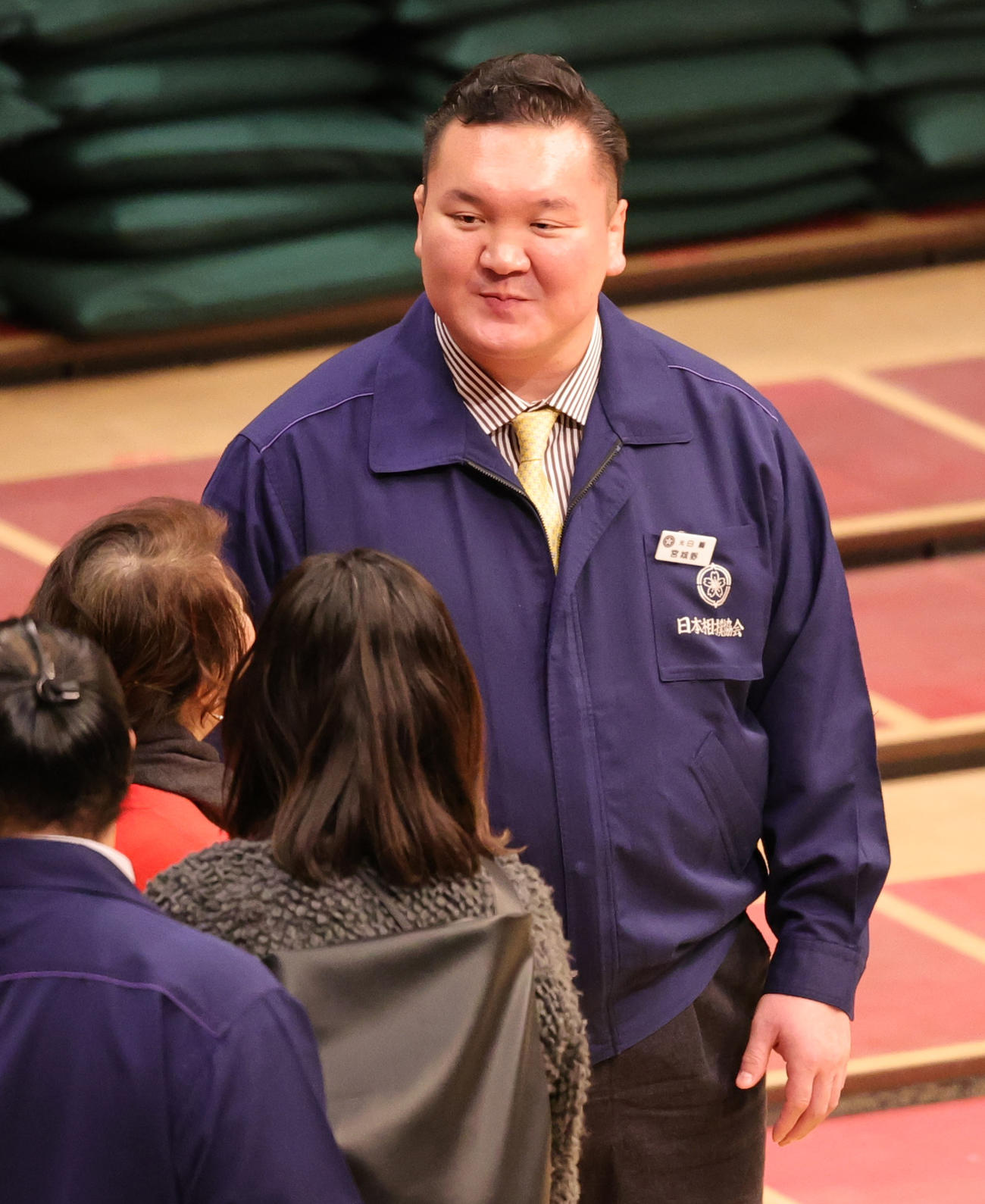 観客と話をする宮城野親方（2024年1月16日撮影）