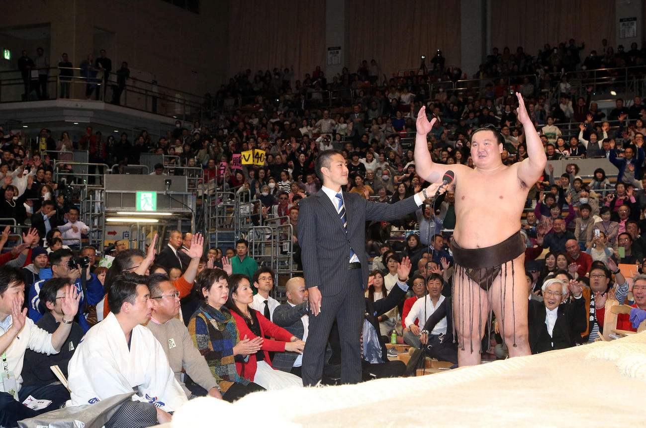 17年11月、大相撲九州場所・千秋楽　ファンと一緒にバンザイする白鵬