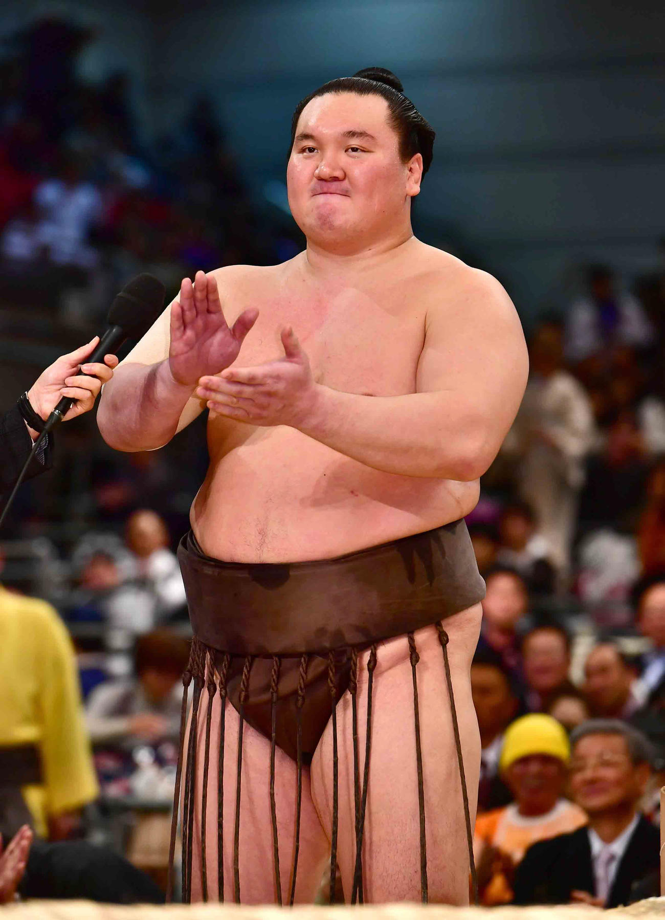19年3月、大相撲春場所　千秋楽　優勝インタビューで観客といっしょに自ら音頭を取り三本締めする横綱白鵬